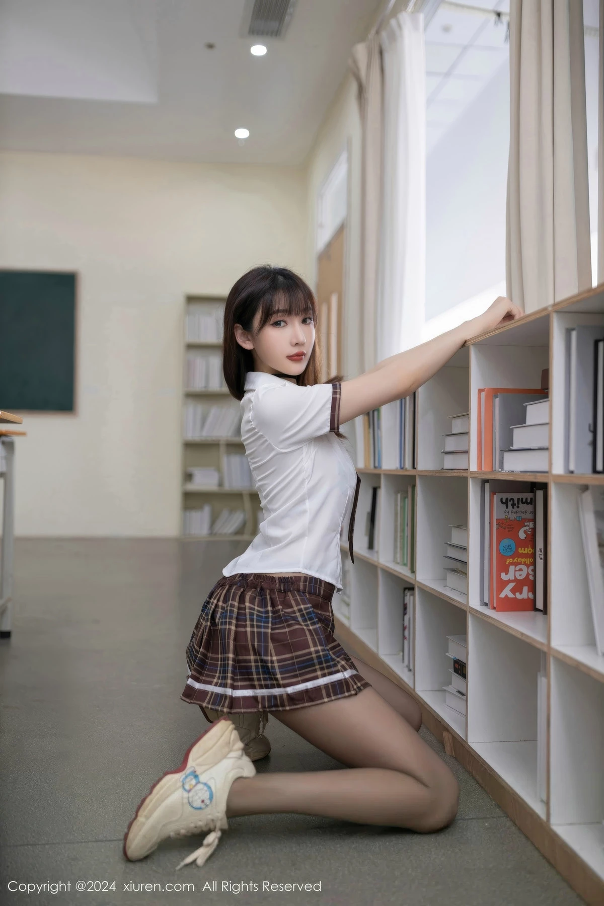模特陆萱萱学生制服露情趣内衣配开档黑丝秀完美身材诱惑写真80P-第1章-图片1