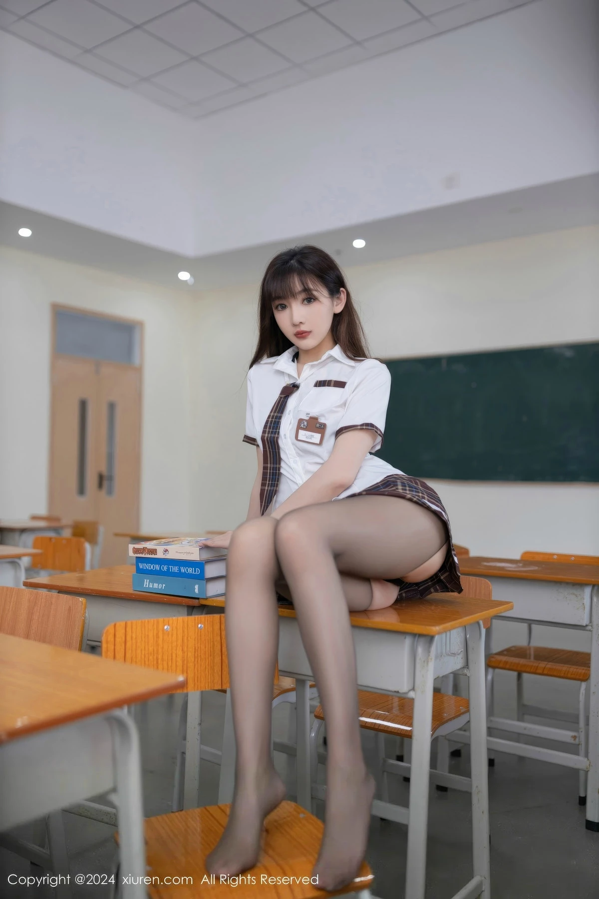模特陆萱萱学生制服露情趣内衣配开档黑丝秀完美身材诱惑写真80P-第1章-图片3