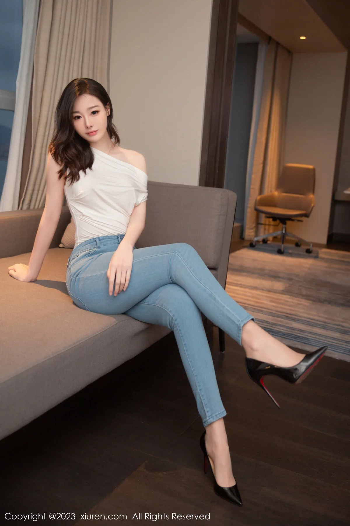 模特是小逗逗白色轻透衣配牛仔裤半脱露丁字裤秀翘臀诱惑写真87P-第1章-图片1