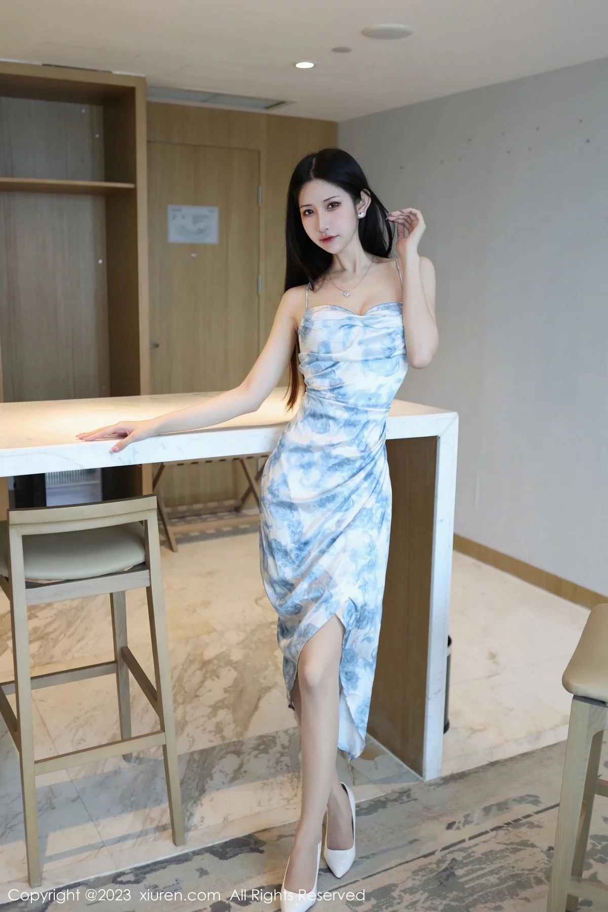 模特依娜Yina性感浅色吊带连衣裙配原色丝袜秀曼妙身姿诱惑写真82P-第1章-图片3