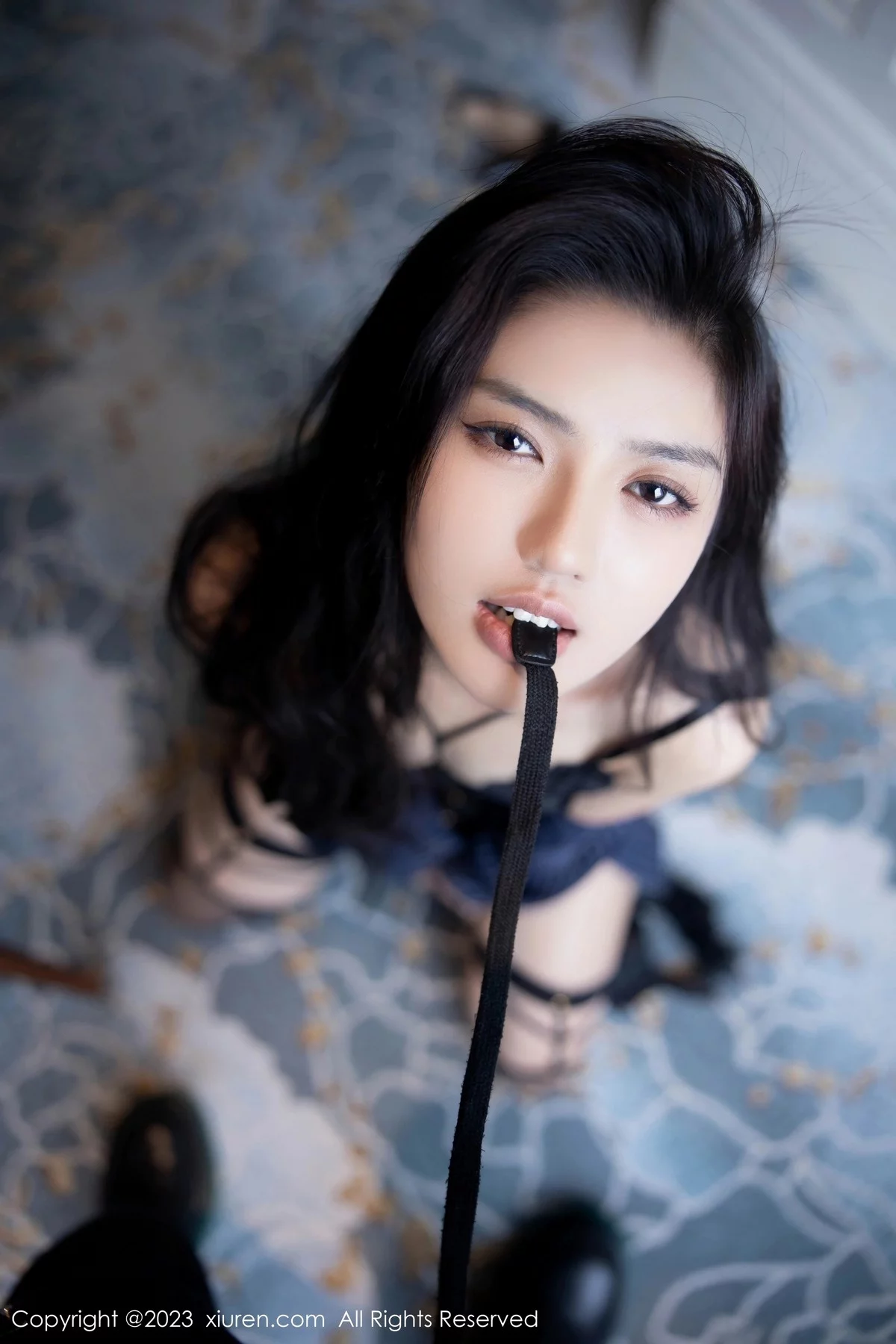 模特浅浅Danny半脱深蓝色条纹T恤露黑色蕾丝内衣完美诱惑写真80P-第1章-图片2