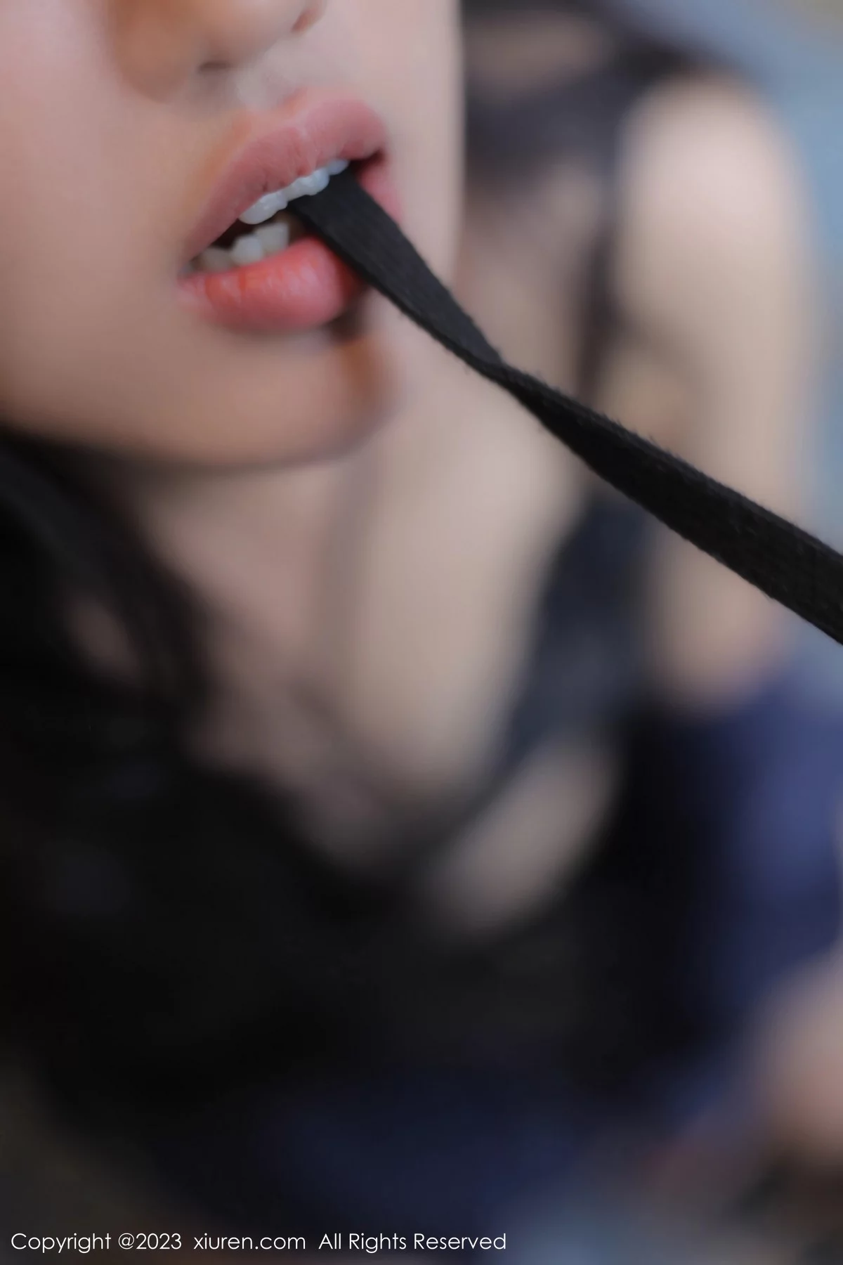 模特浅浅Danny半脱深蓝色条纹T恤露黑色蕾丝内衣完美诱惑写真80P-第1章-图片3