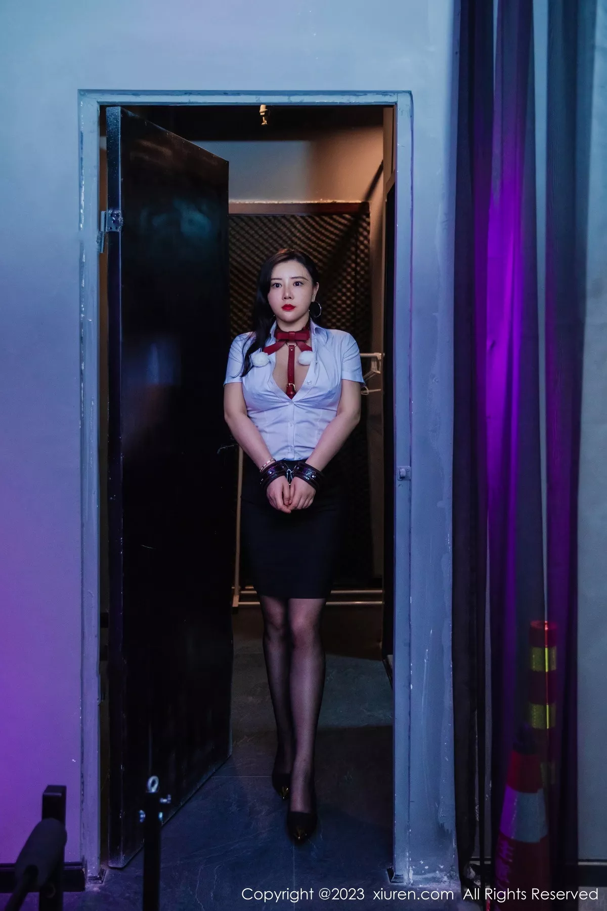 模特王婉悠Queen性感白T配黑短裙露红色情趣服饰惹火诱惑写真72P-第1章-图片3