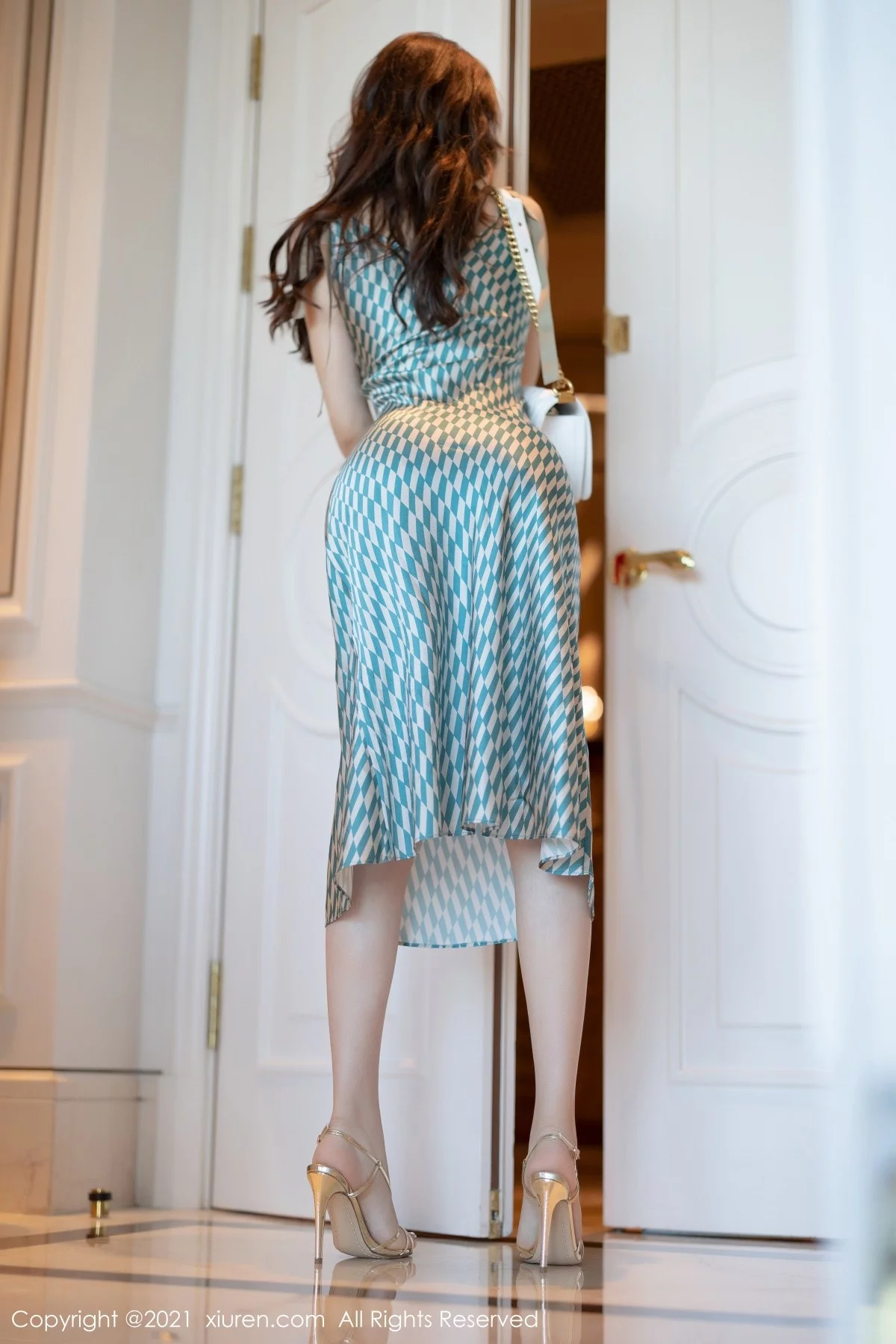 女神芝芝Booty深圳旅拍浪漫多姿长裙露薄透内裤秀翘臀诱惑写真64P-第1章-图片3