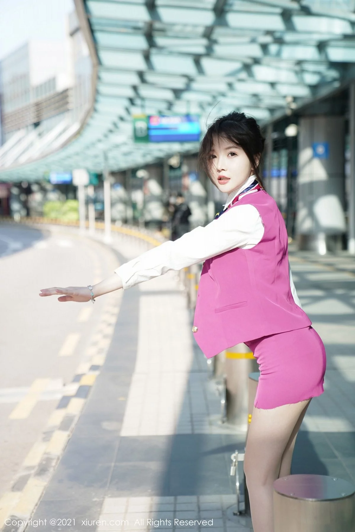 女神糯美子Mini澳门旅拍粉色空乘制服下肉丝裤袜秀翘臀诱惑写真68P-第1章-图片1