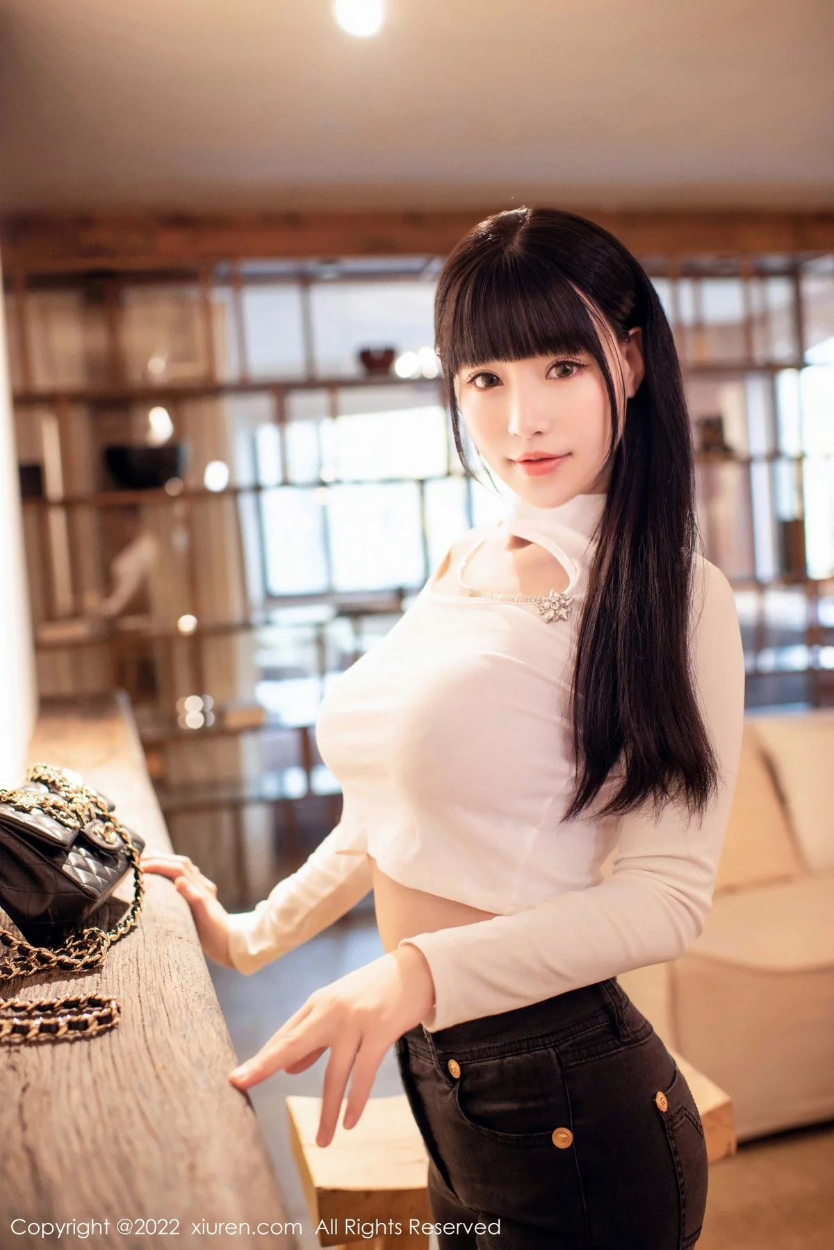 女神朱可儿Flora私房半截上衣配黑丝裤袜秀丰乳肥臀诱惑写真51P-第1章-图片1