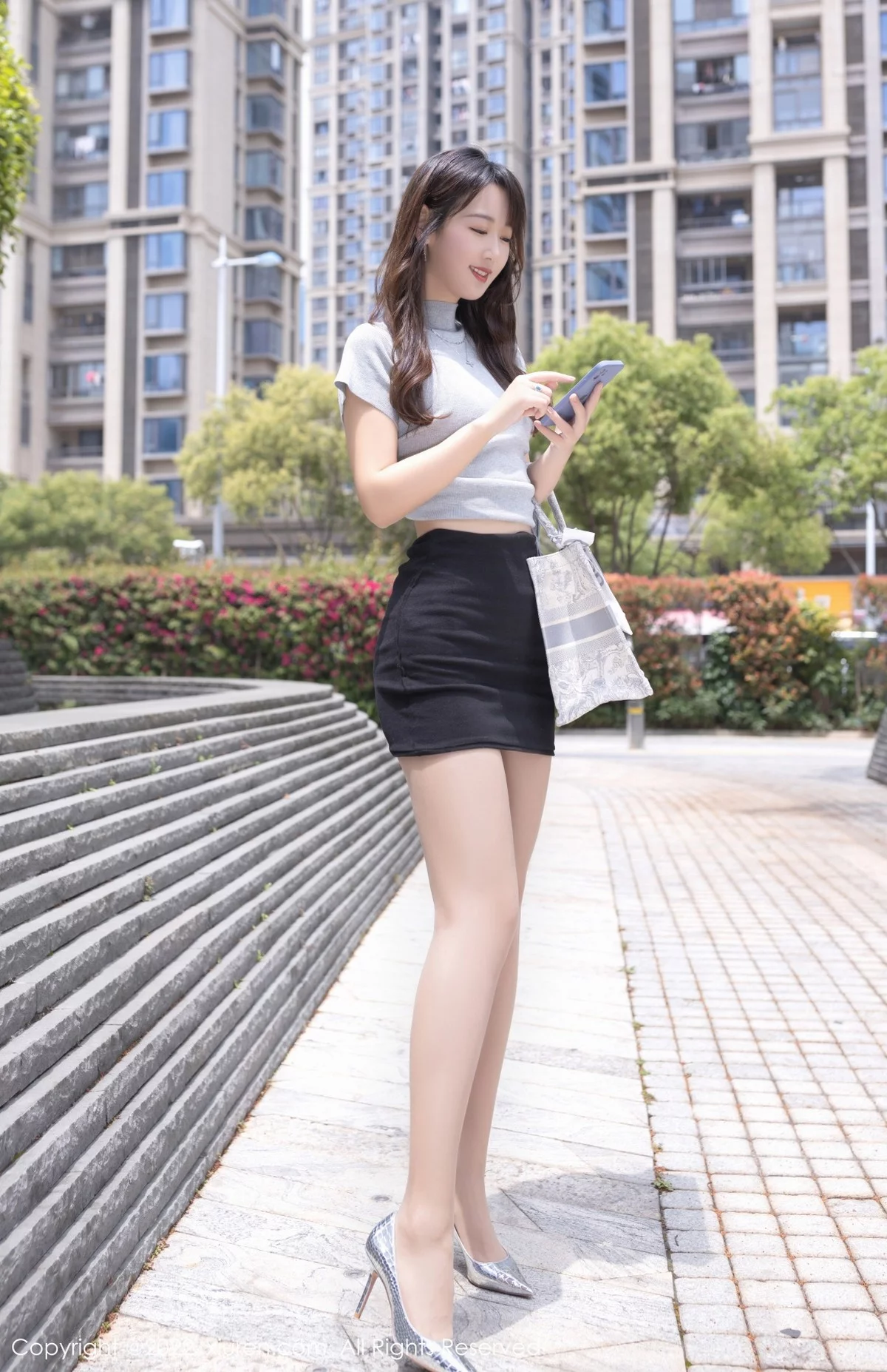 模特唐安琪灰色收身上衣配黑短裙半脱露蕾丝内衣迷人诱惑写真80P-第1章-图片3