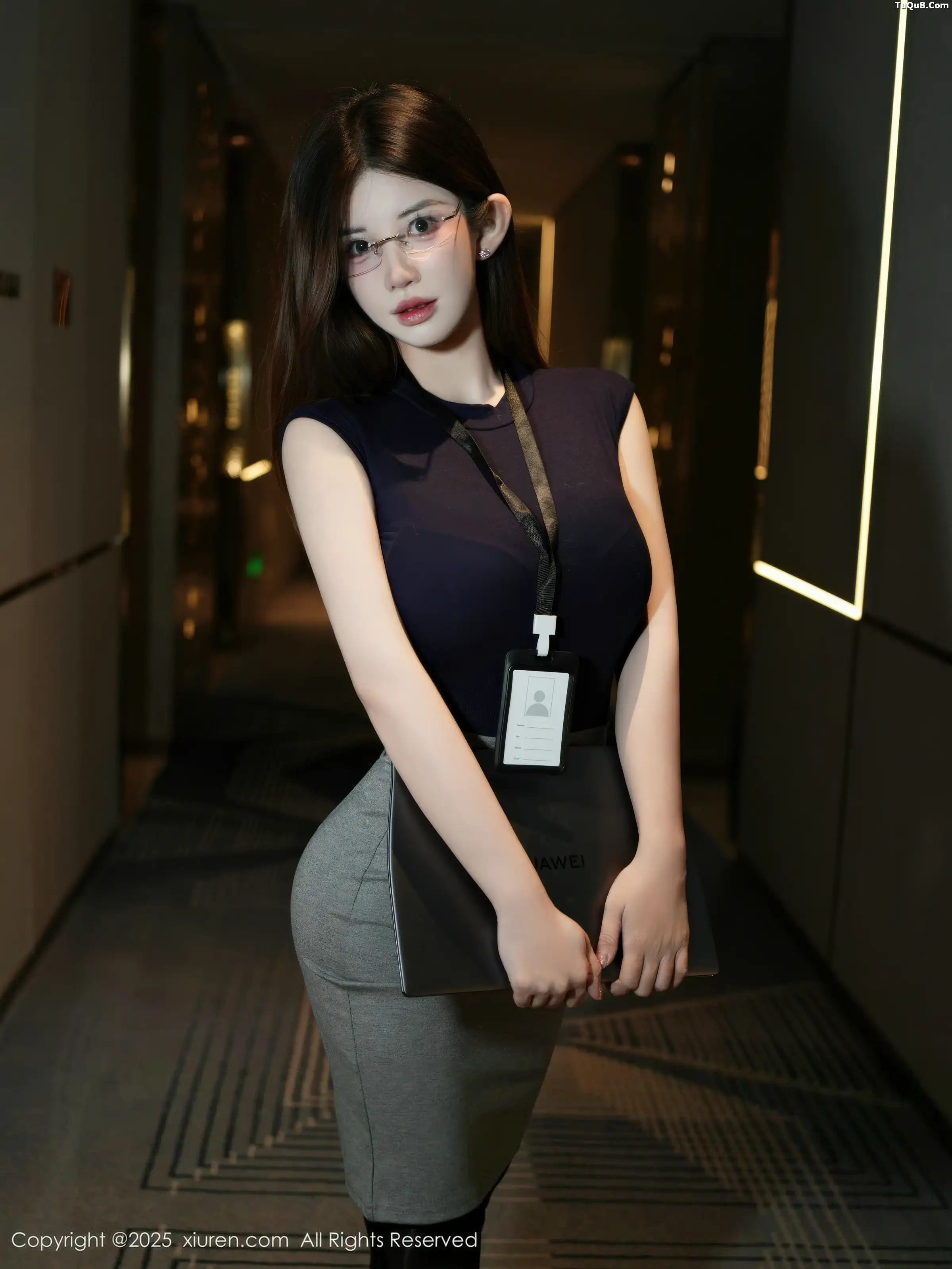 模特苏甜橙子性感深色职业装露闪亮超薄黑丝秀凹凸身材诱惑写真55P-第1章-图片1