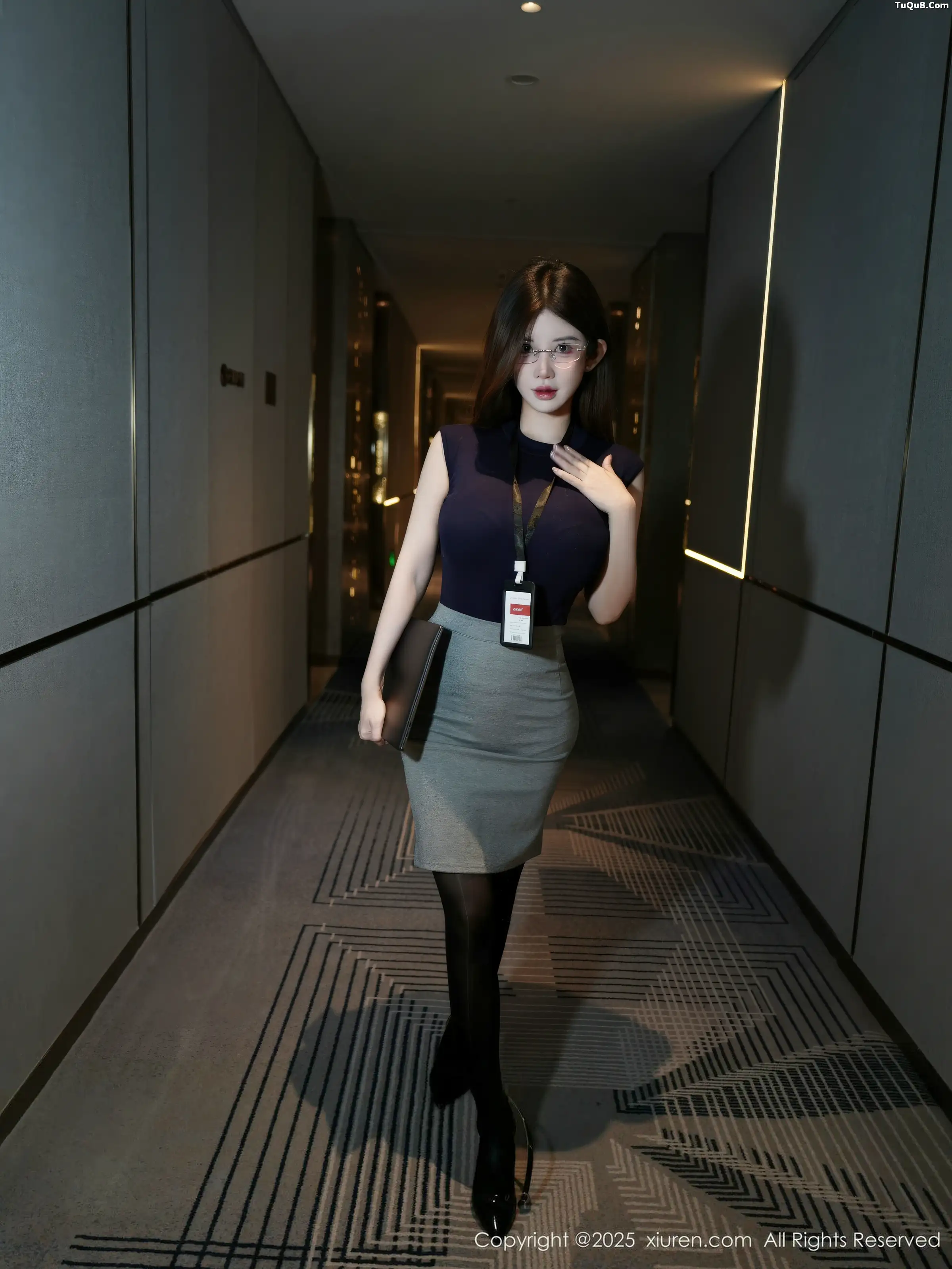 模特苏甜橙子性感深色职业装露闪亮超薄黑丝秀凹凸身材诱惑写真55P-第1章-图片3