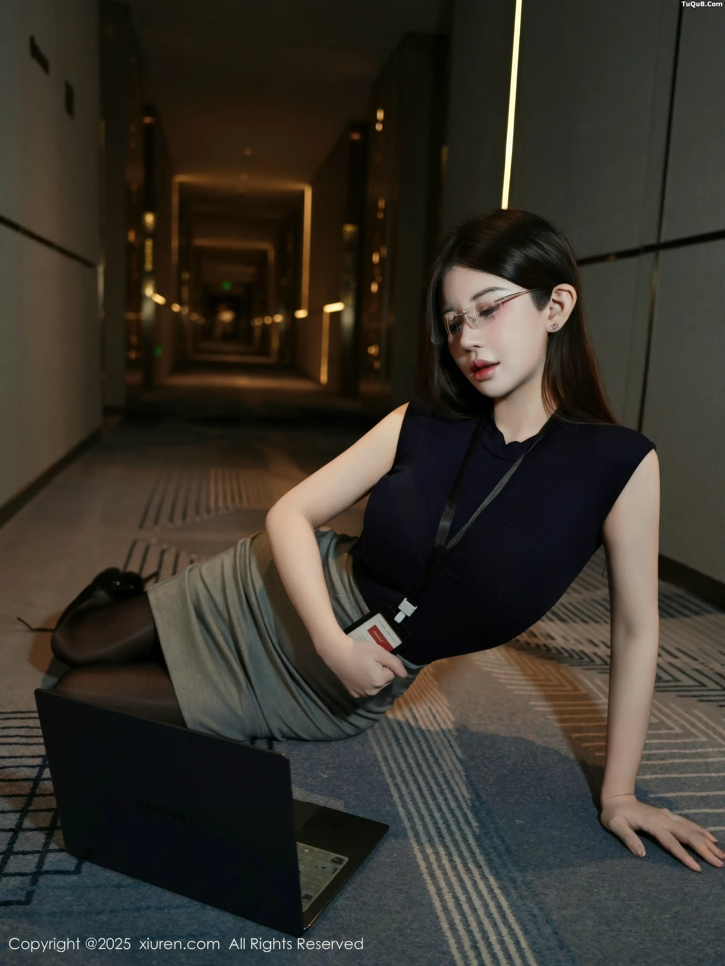 模特苏甜橙子性感深色职业装露闪亮超薄黑丝秀凹凸身材诱惑写真55P-第1章-图片4