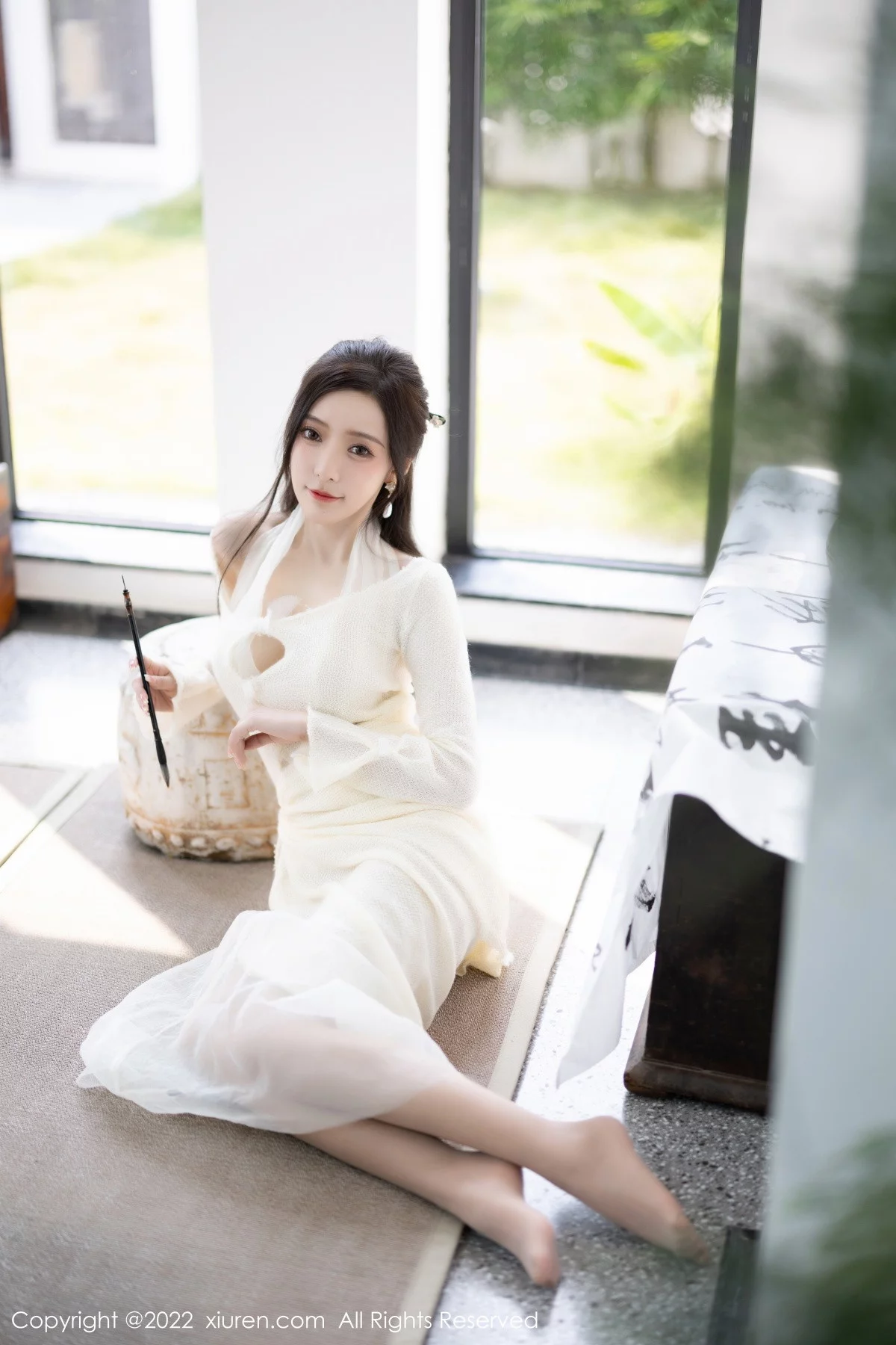 女神王馨瑶yanni性感白色连衣裙配超薄肉丝秀翘臀美腿诱惑写真87P-第1章-图片1