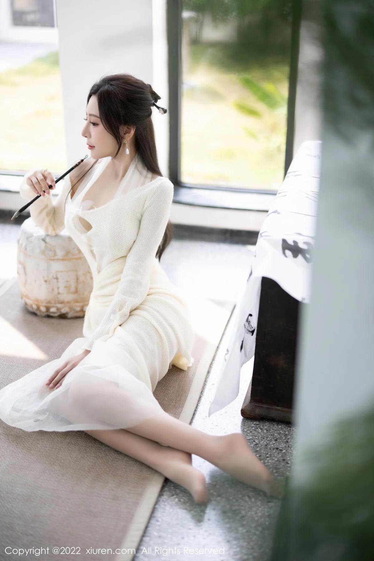 女神王馨瑶yanni性感白色连衣裙配超薄肉丝秀翘臀美腿诱惑写真87P-第1章-图片2