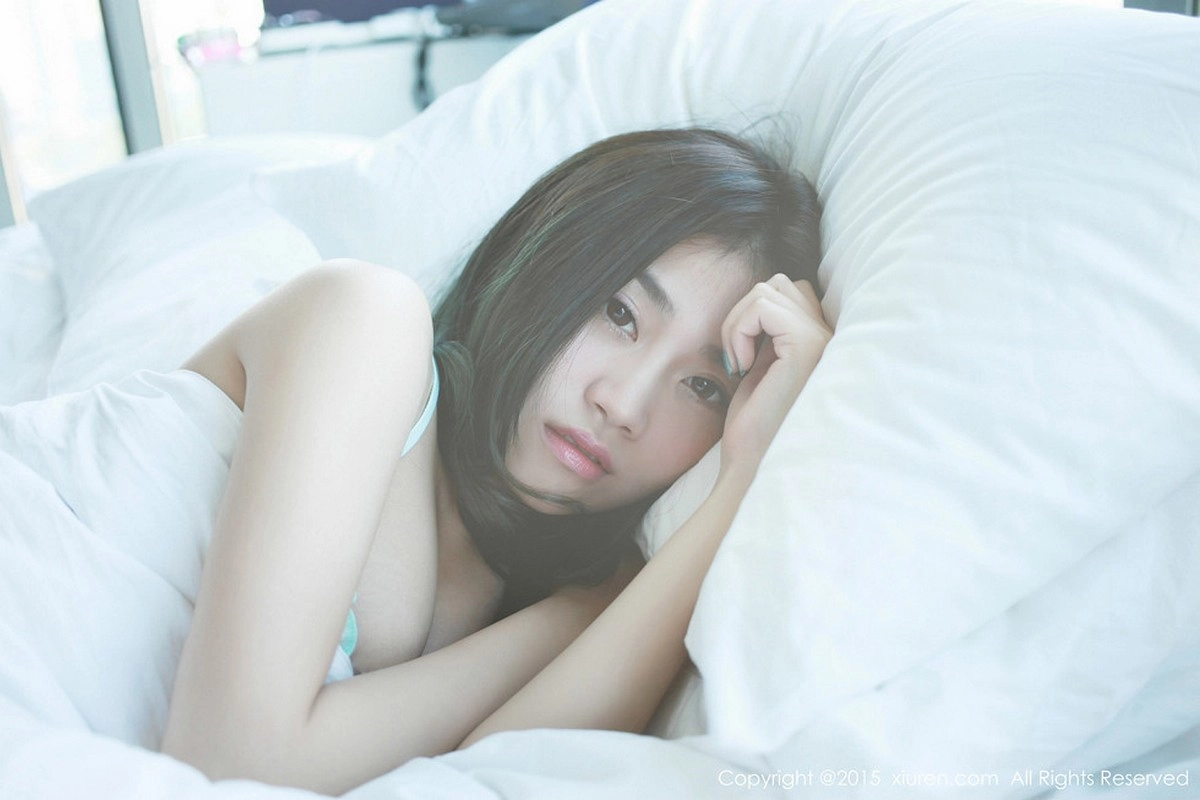 秀人嫩模许诺Sabrina花色睡裙居家床上迷人性感写真48P-第1章-图片1