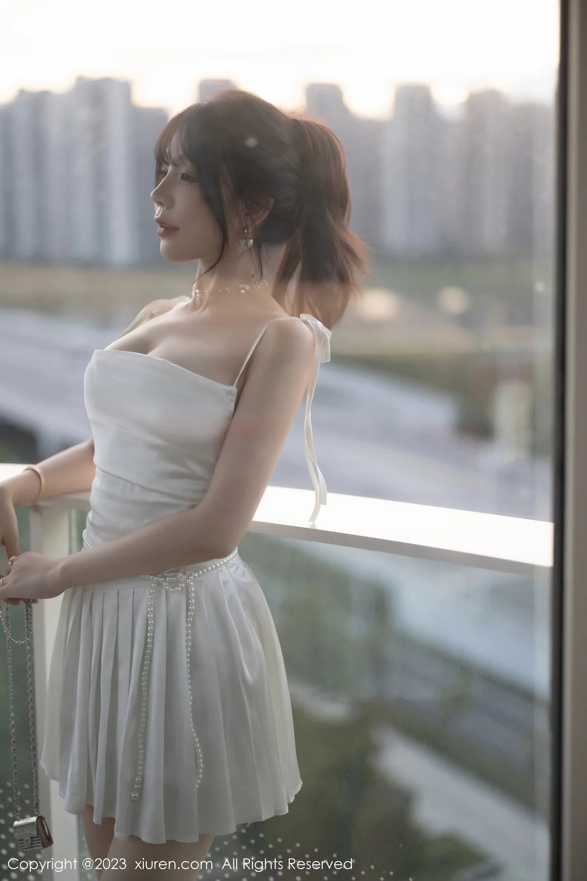 女神徐莉芝Booty白色露肩礼裙配原色丝袜秀曼妙身姿诱惑写真100P-第1章-图片1