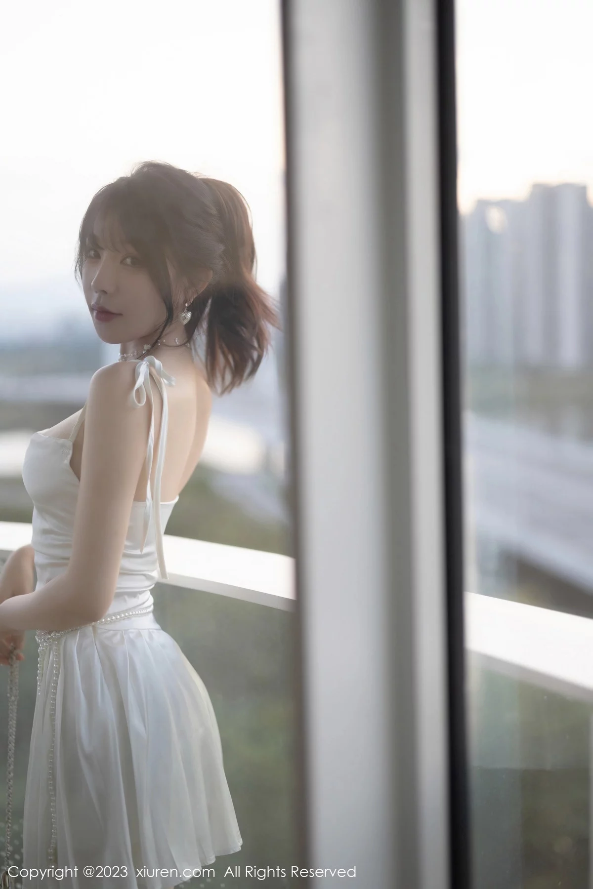 女神徐莉芝Booty白色露肩礼裙配原色丝袜秀曼妙身姿诱惑写真100P-第1章-图片2