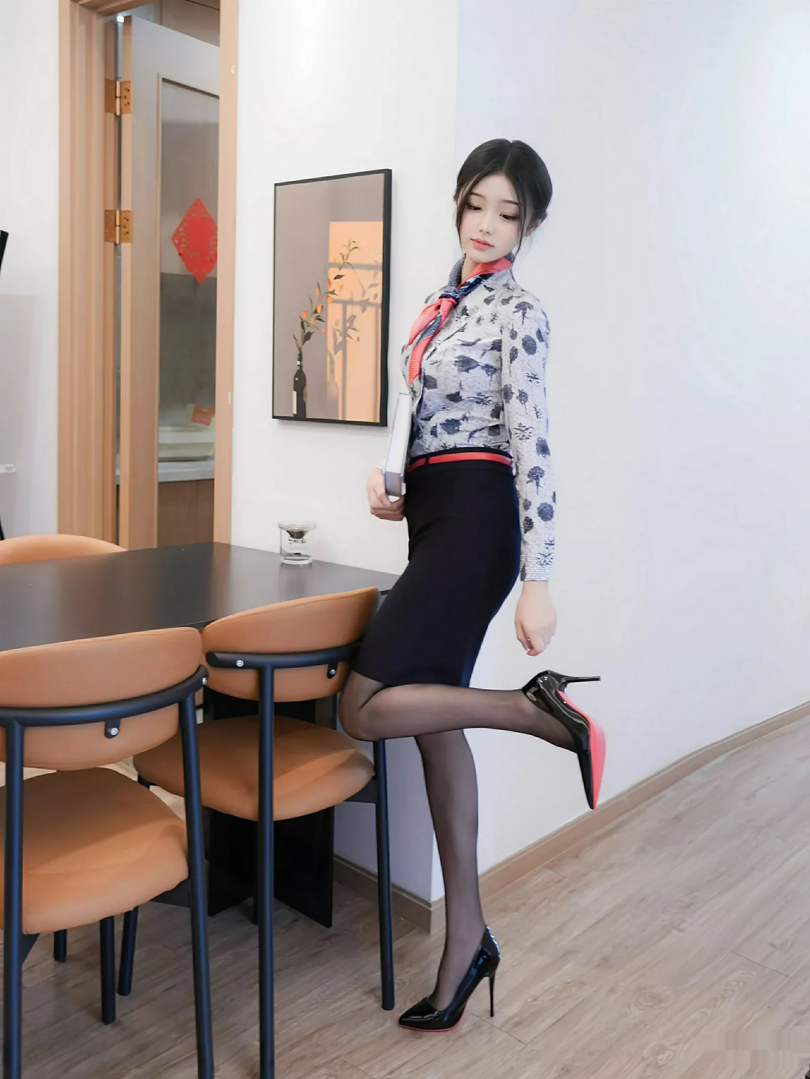 模特琉璃ww性感空姐制服配超薄无内黑丝秀凹凸身材撩人诱惑写真79P-第1章-图片1