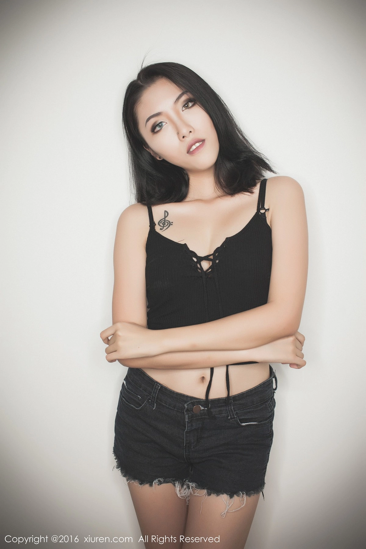 xk-No.617_嫩模BOBO_xk牛仔热裤秀完美身材狐媚双眼冷艳迷人写真49P-第1章-图片1