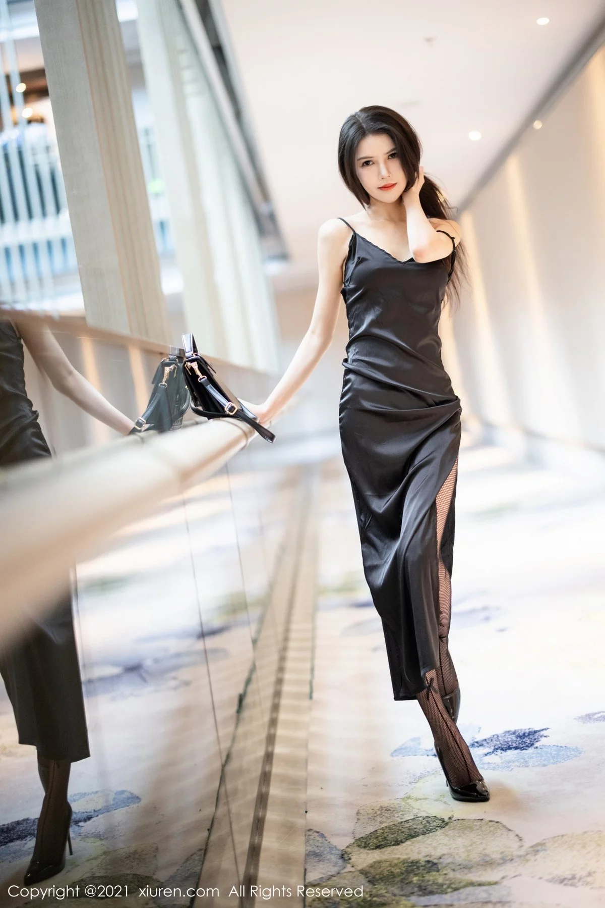 模特媛媛酱belle私房黑色吊裙配黑丝网袜半脱秀完美身材诱惑写真45P-第1章-图片2