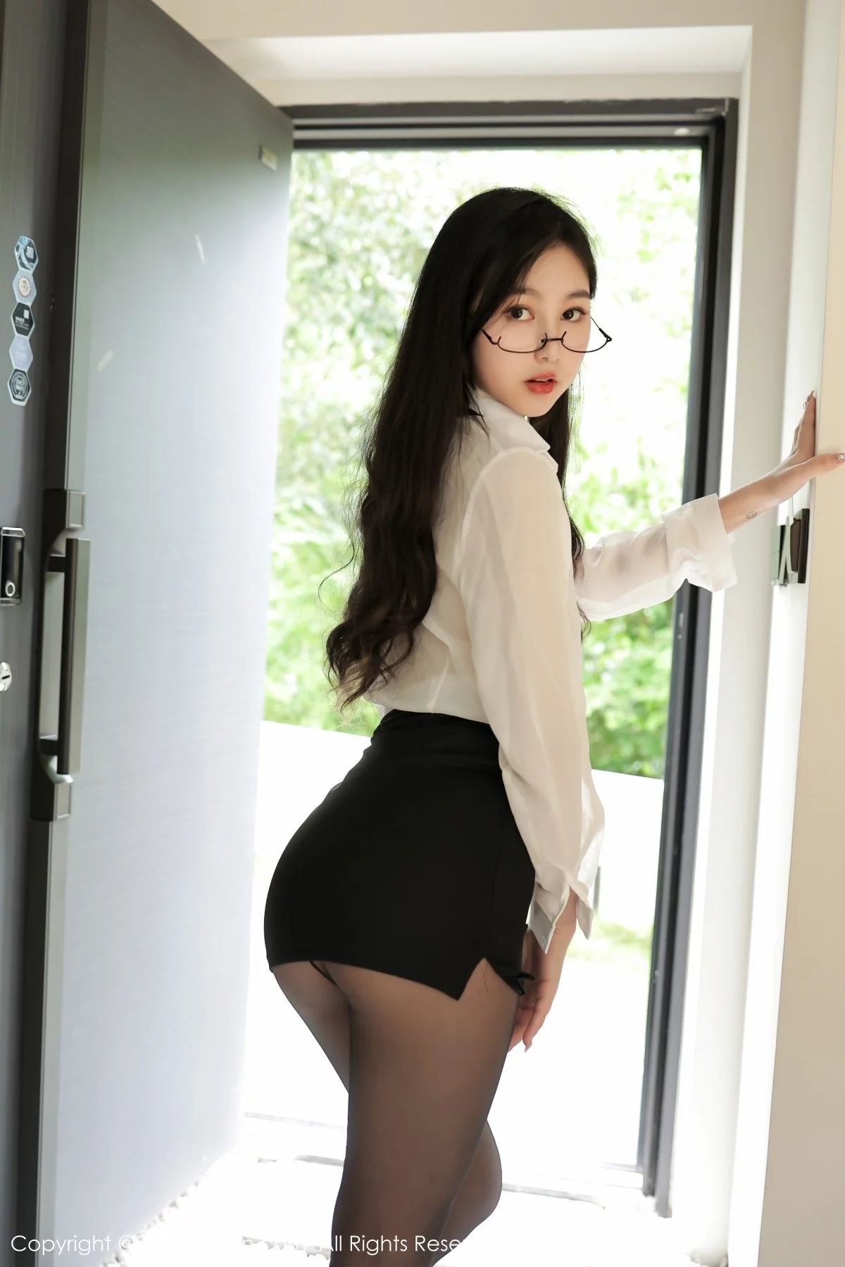 模特谢晚晚性感白T配黑色短裙露超薄黑丝秀翘臀美腿诱惑写真83P-第1章-图片1