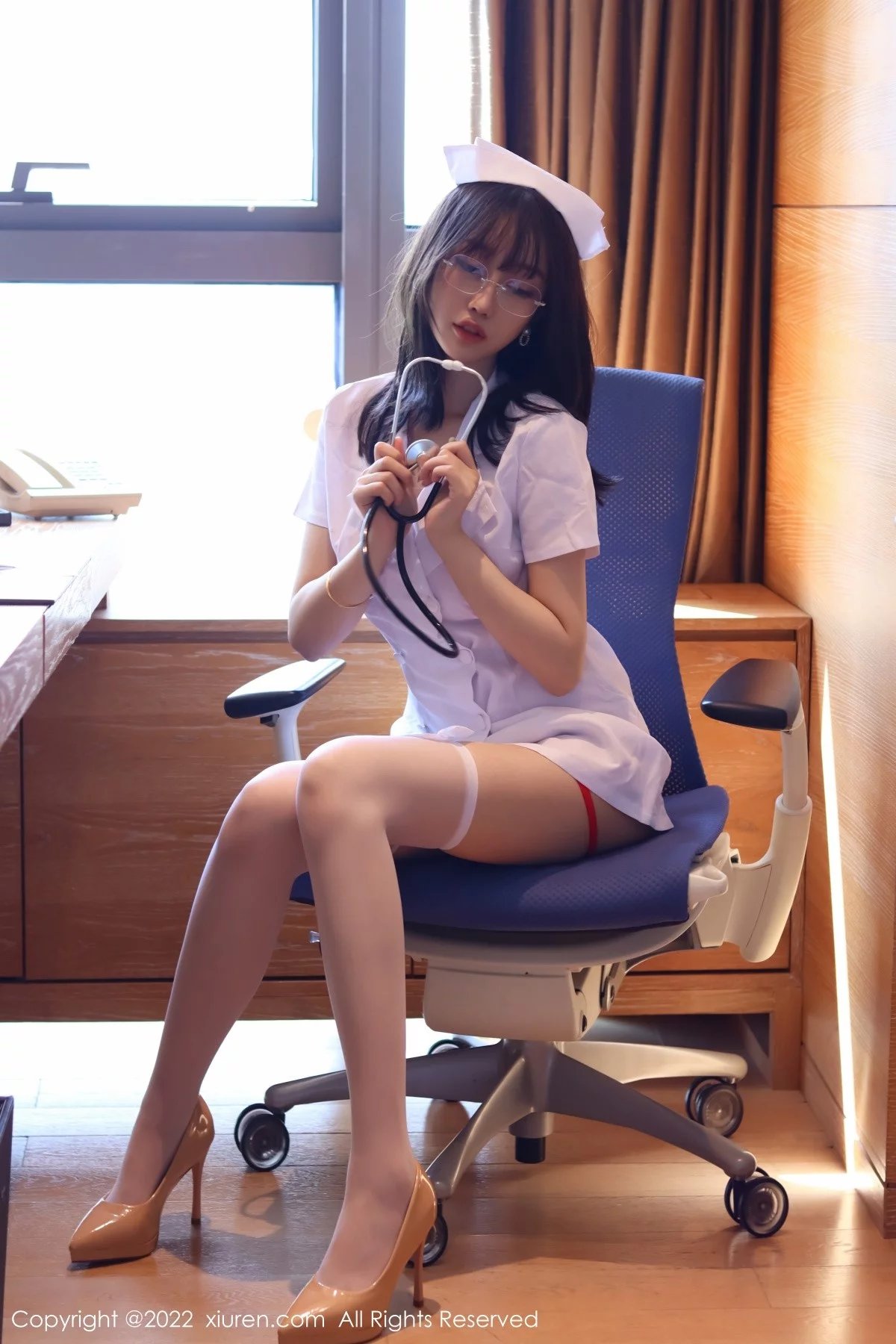 模特玥儿玥er香格里拉旅拍半脱护士服露红色情趣内衣诱惑写真54P-第1章-图片2