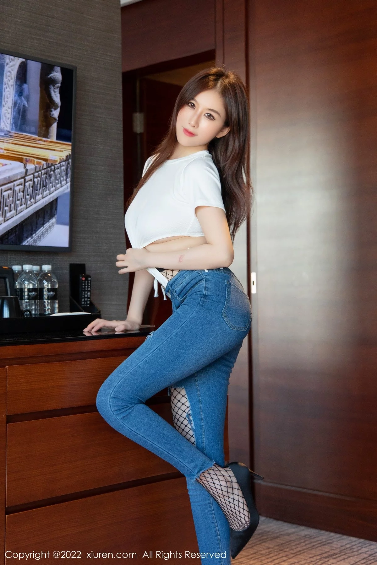 模特月音瞳白色连体衣配牛仔裤半脱露黑丝网袜秀美腿性感写真93P-第1章-图片2