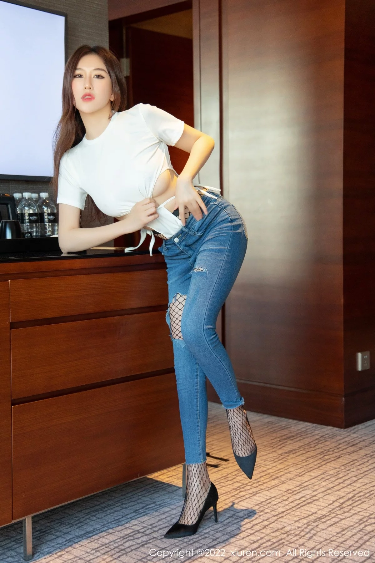 模特月音瞳白色连体衣配牛仔裤半脱露黑丝网袜秀美腿性感写真93P-第1章-图片3