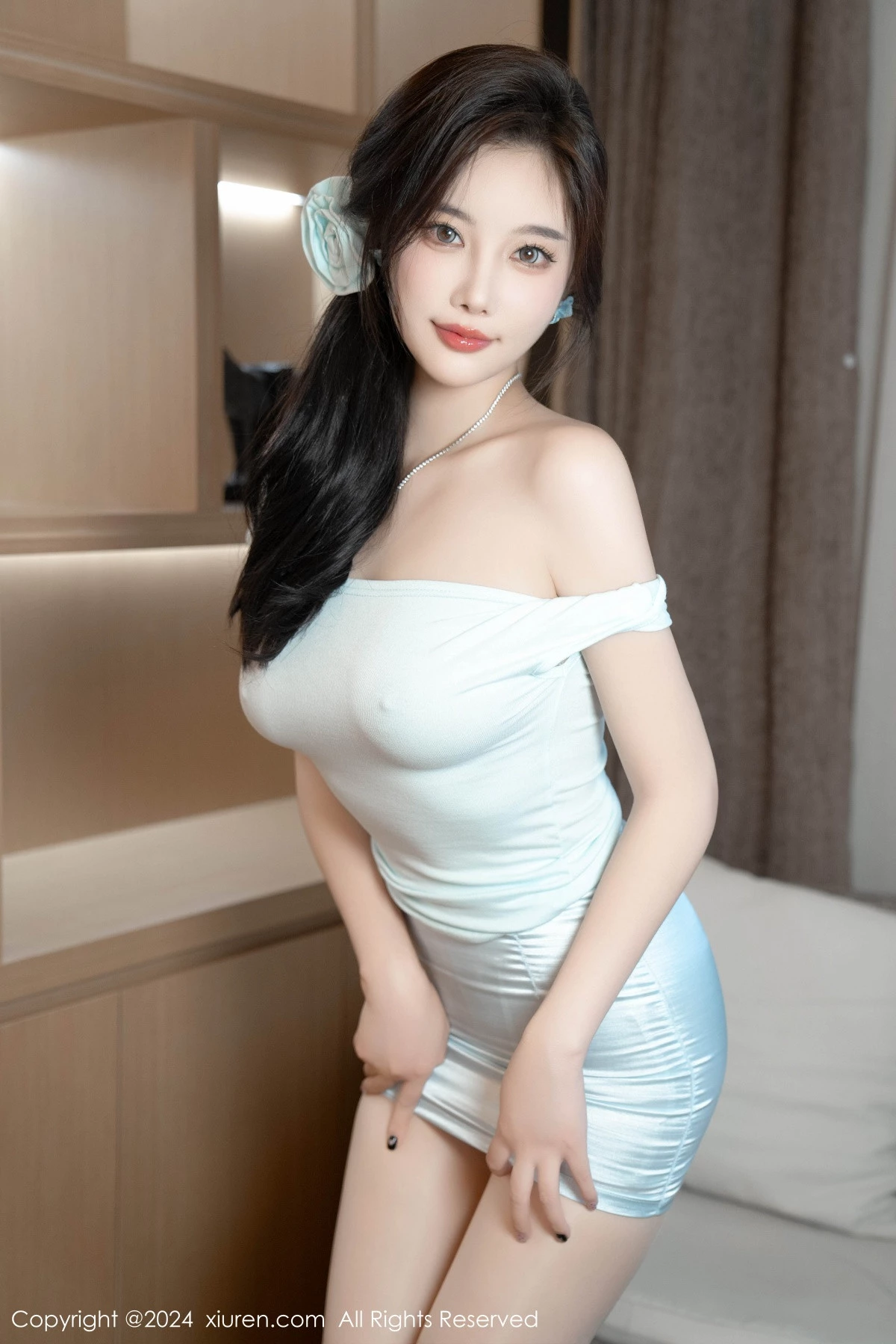 女神杨晨晨Yome性感白色连衣短裙配白丝袜秀丰腴身姿诱惑写真89P-第1章-图片2
