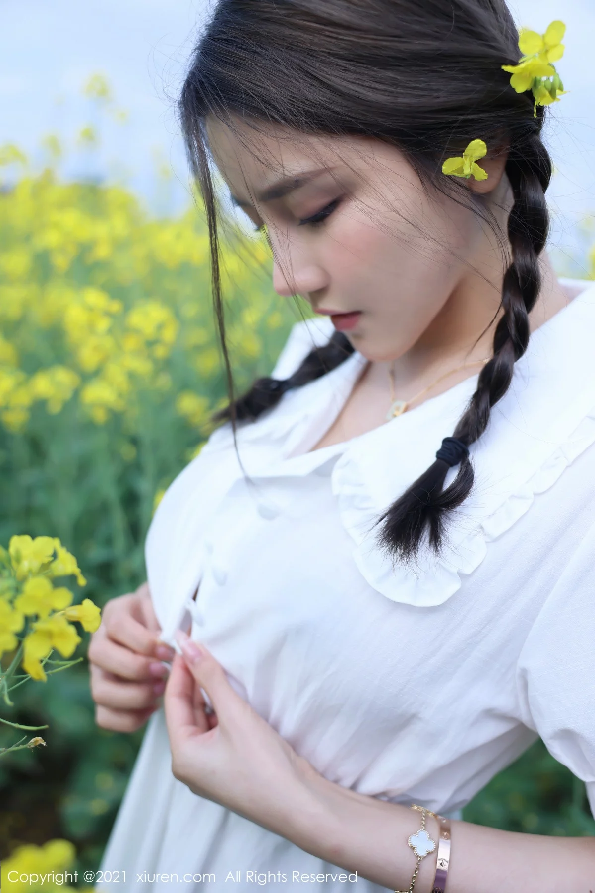嫩模夏西CiCi花丛外拍主题洁白短裙露蕾丝内裤秀翘臀诱惑写真49P-第1章-图片2