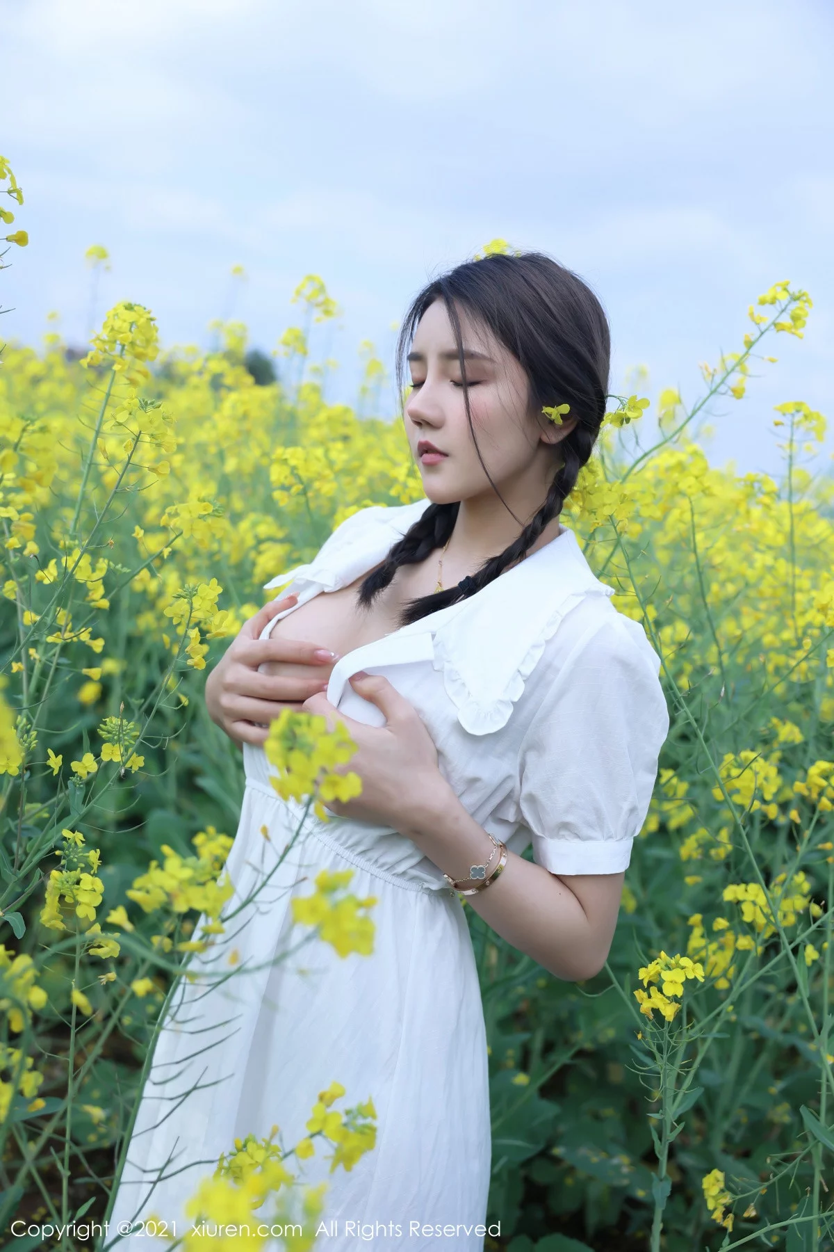 嫩模夏西CiCi花丛外拍主题洁白短裙露蕾丝内裤秀翘臀诱惑写真49P-第1章-图片3