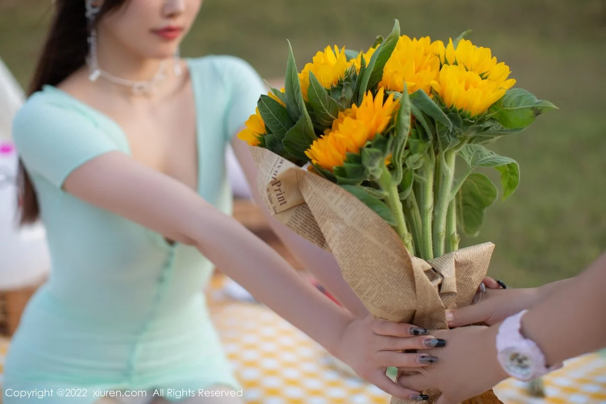 女神杨晨晨Yome户外场景白色轻透网纱配开档白丝撩人诱惑写真86P-第1章-图片3