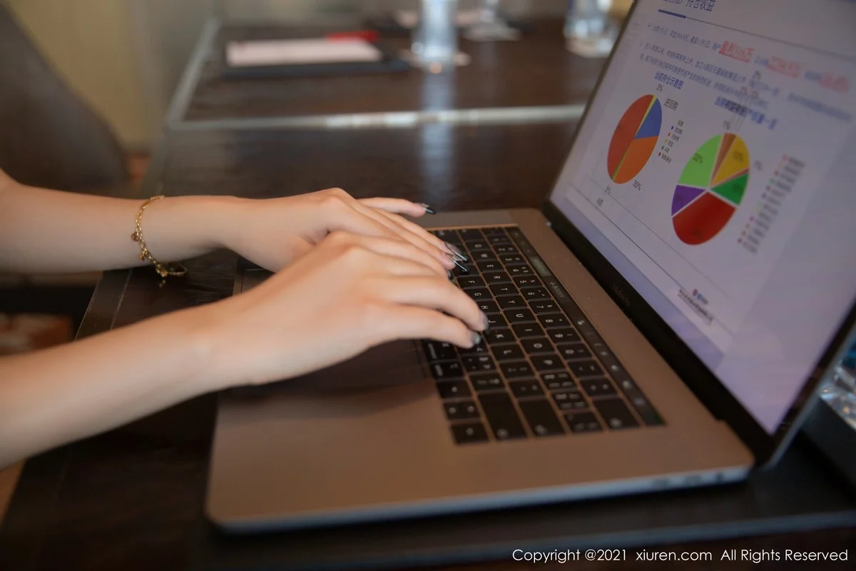 女神杨晨晨Yome私房OL秘书制服半脱露无内肉丝极致诱惑写真88P-第1章-图片3