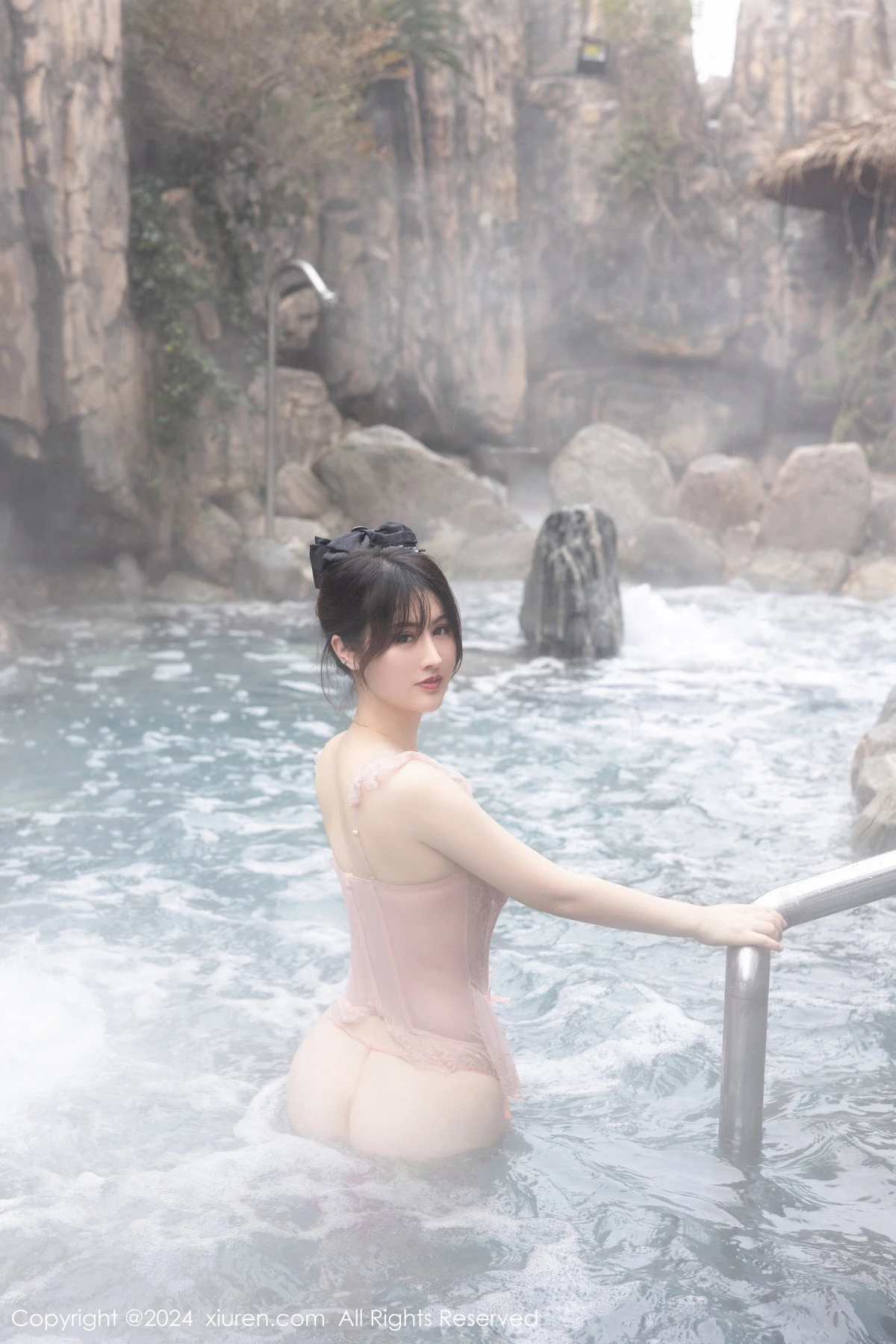 模特诗诗kiki溪边场景+浴室性感粉色情趣短裙秀惹火身材诱惑写真84P-第1章-图片1