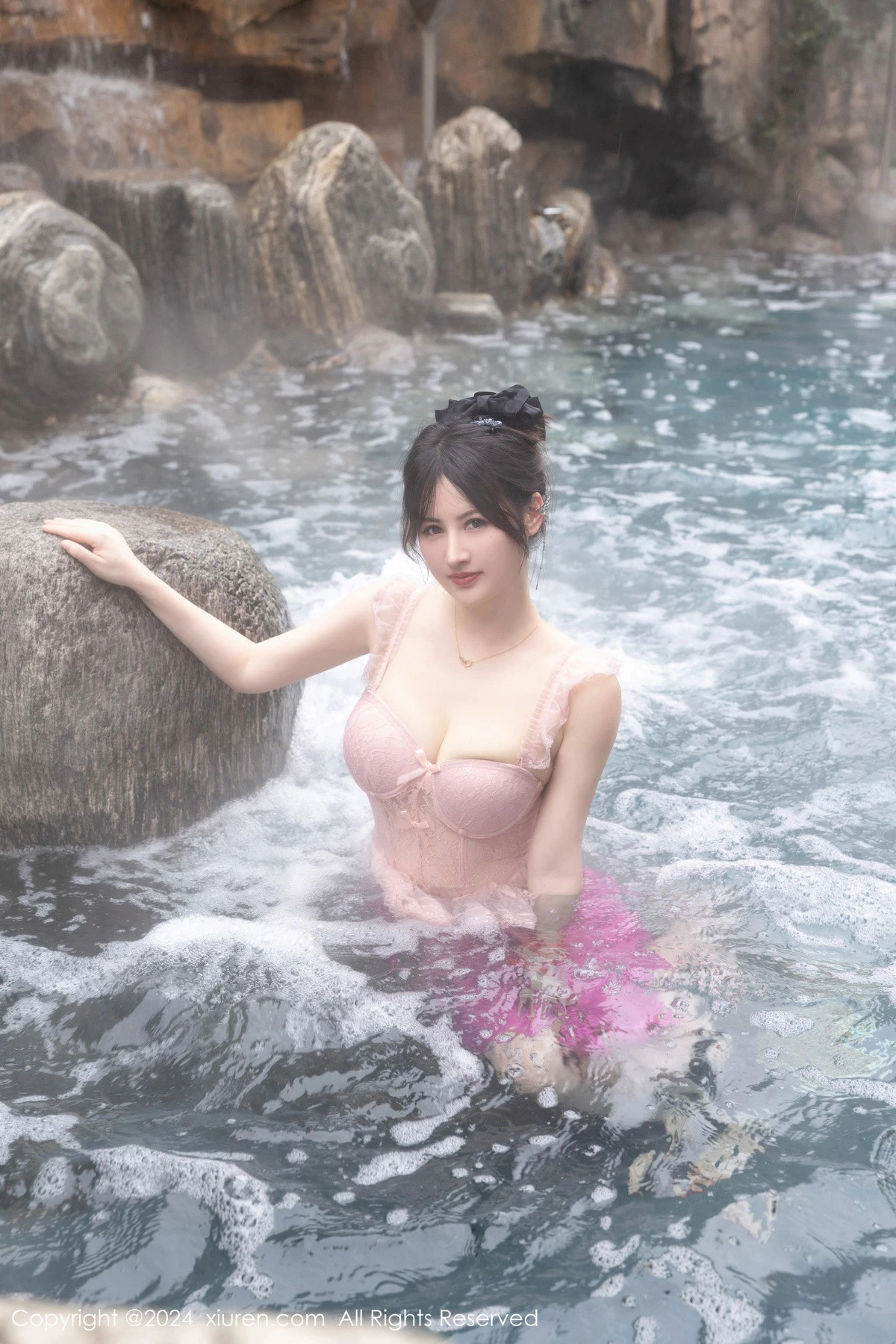 模特诗诗kiki溪边场景+浴室性感粉色情趣短裙秀惹火身材诱惑写真84P-第1章-图片2
