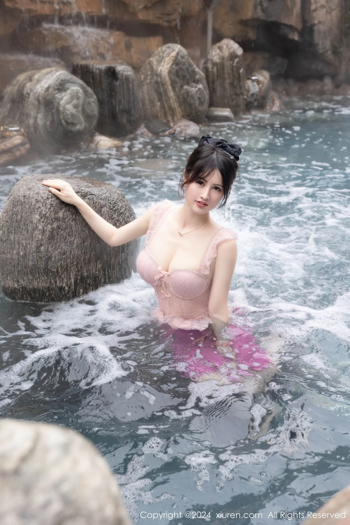 模特诗诗kiki溪边场景+浴室性感粉色情趣短裙秀惹火身材诱惑写真84P-第1章-图片3
