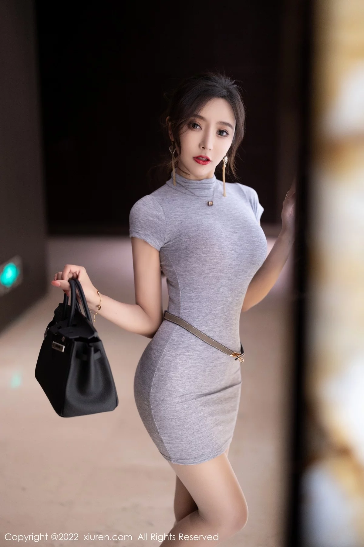 女神王馨瑶yanni灰色连衣裙半撩露超薄肉丝裤袜完美诱惑写真71P-第1章-图片1