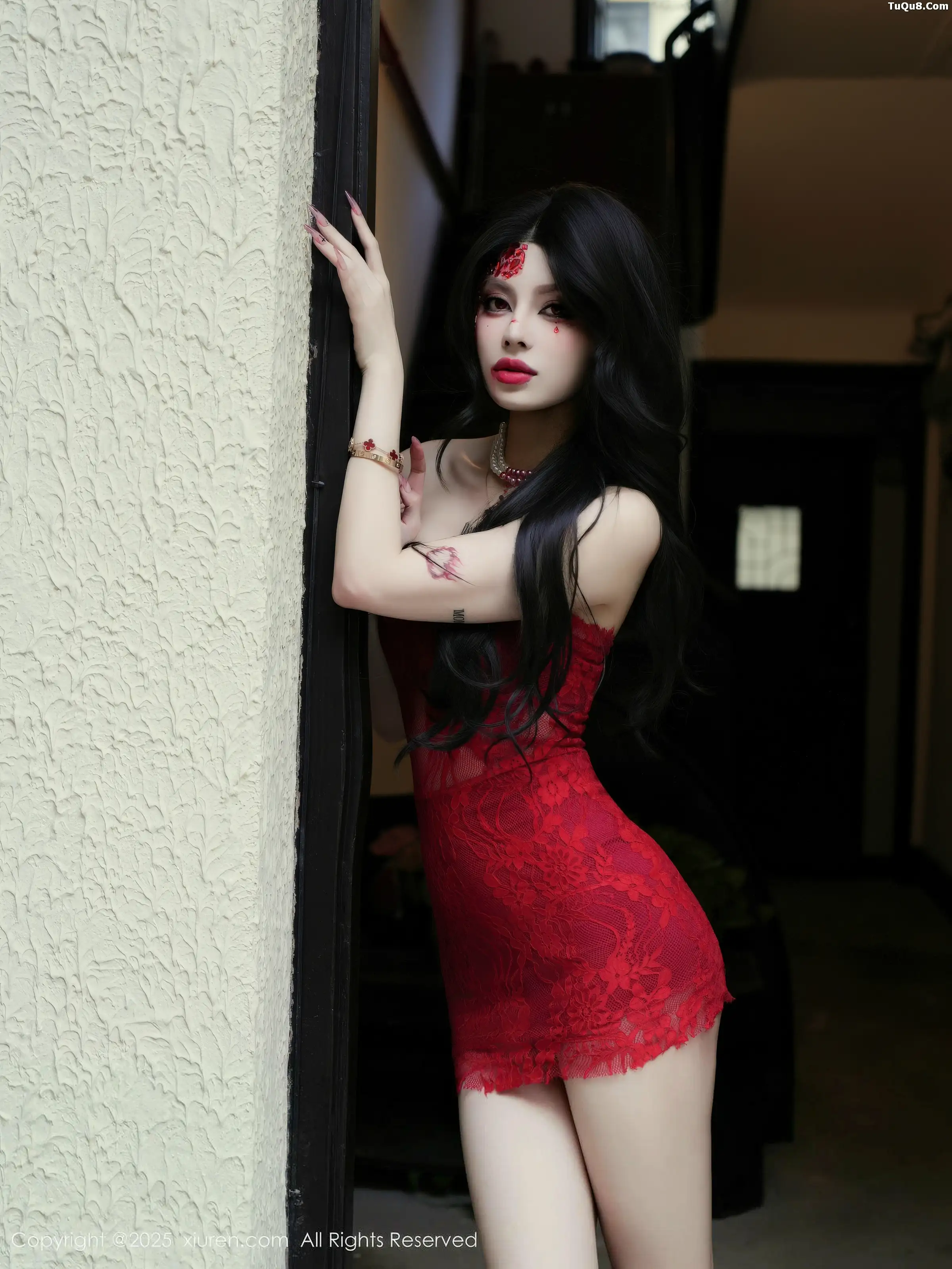 模特四月月私房性感红色连衣短裙配黑丝吊袜秀完美身材诱惑写真85P-第1章-图片1