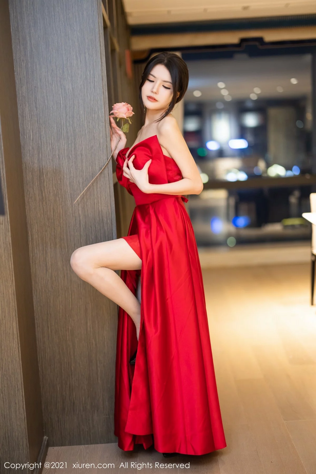模特媛媛酱belle长三角旅拍私房脱猩红礼裙秀丰满身材诱惑写真37P-第1章-图片2