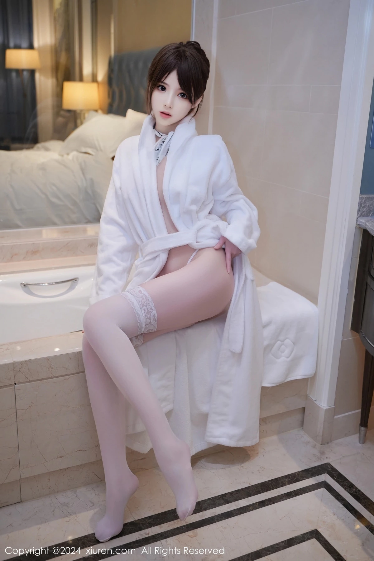 模特梦灵儿Mini性感白色浴袍配白色丝袜秀曼妙身姿惹火诱惑写真66P-第1章-图片3