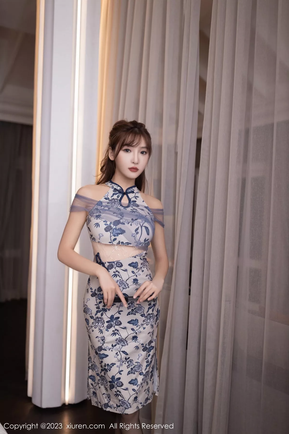 模特陆萱萱性感灰色旗袍服露黑色情趣内衣配黑丝吊袜诱惑写真80P-第1章-图片1