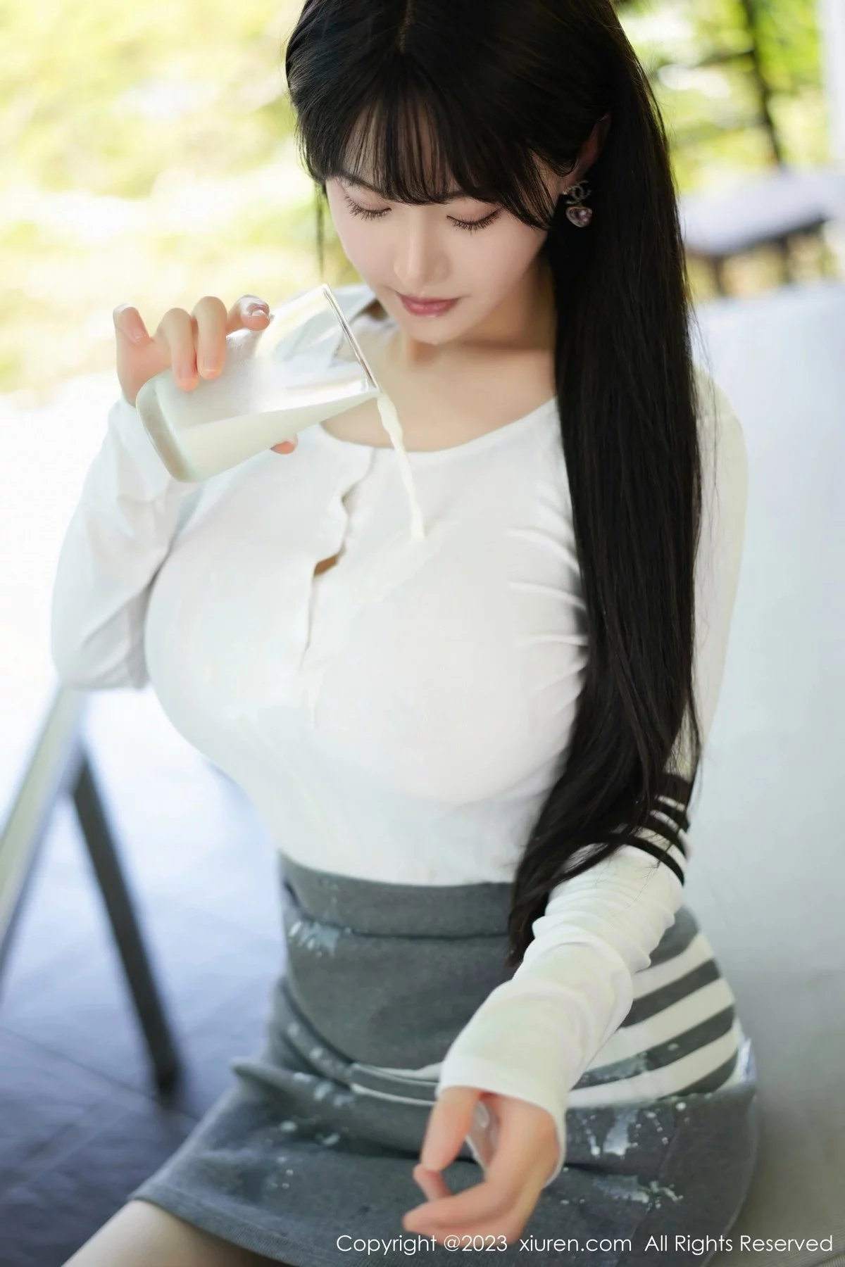 女神朱可儿Flora性感白上衣配灰色短裙秀雪峰美臀惹火诱惑写真83P-第1章-图片3