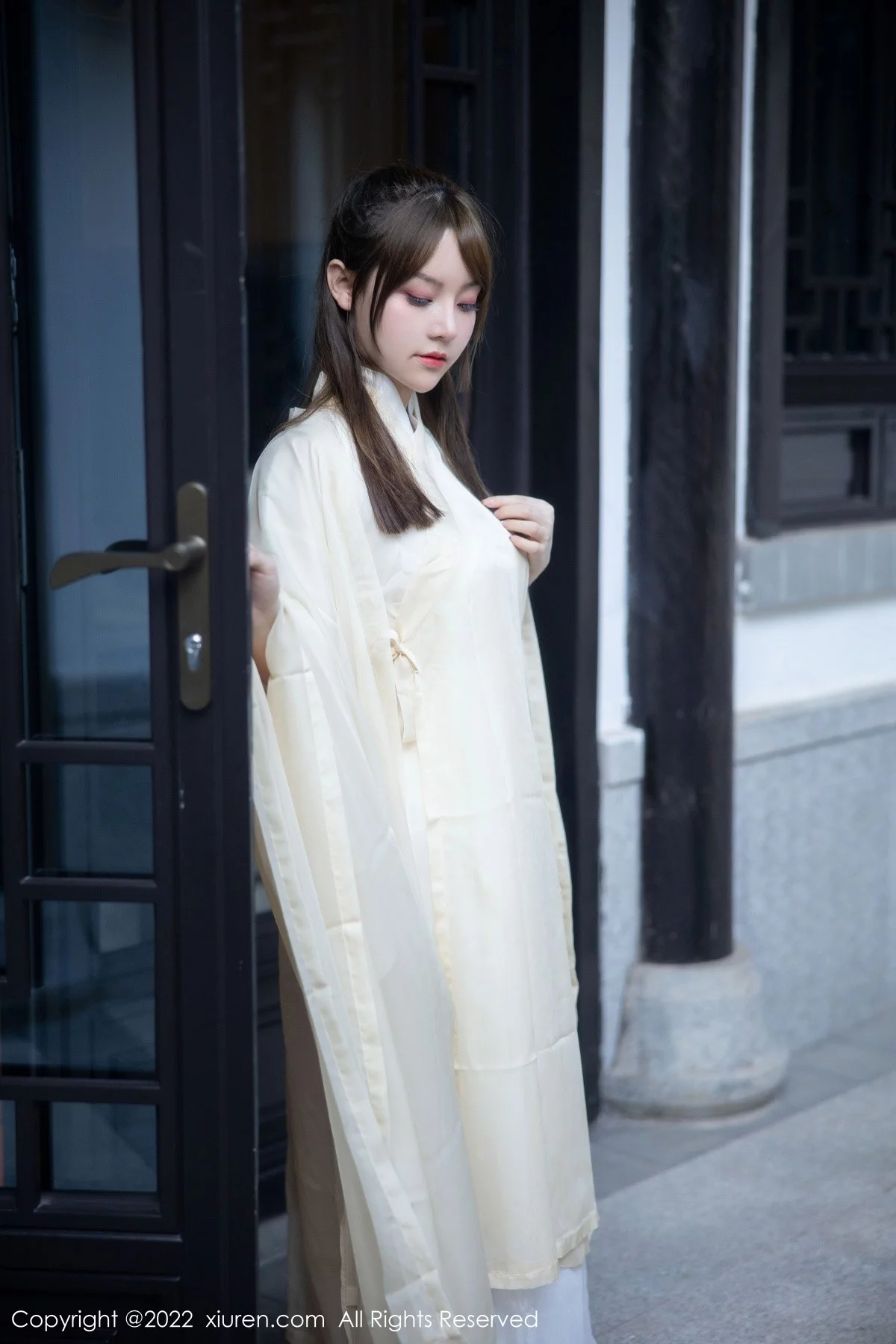 模特豆瓣酱私房性感白色古装服饰半脱露白嫩豪乳惹火诱惑写真77P-第1章-图片1
