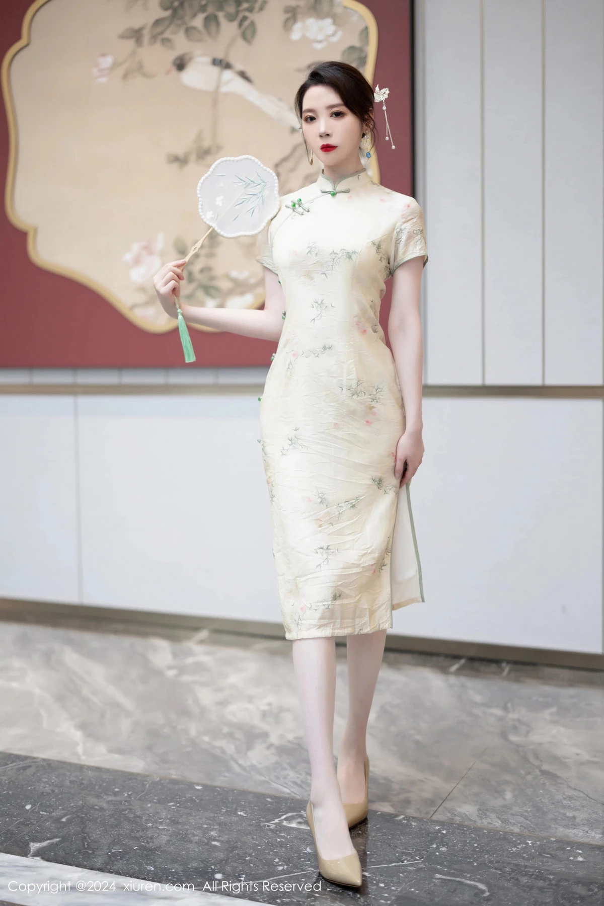 模特梦心玥性感浅黄色旗袍配肉丝吊袜秀高挑曼妙身姿诱惑写真83P-第1章-图片1