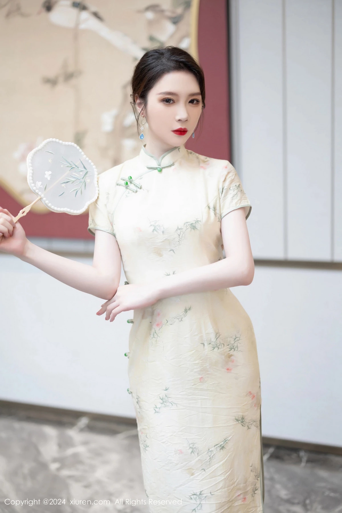 模特梦心玥性感浅黄色旗袍配肉丝吊袜秀高挑曼妙身姿诱惑写真83P-第1章-图片2