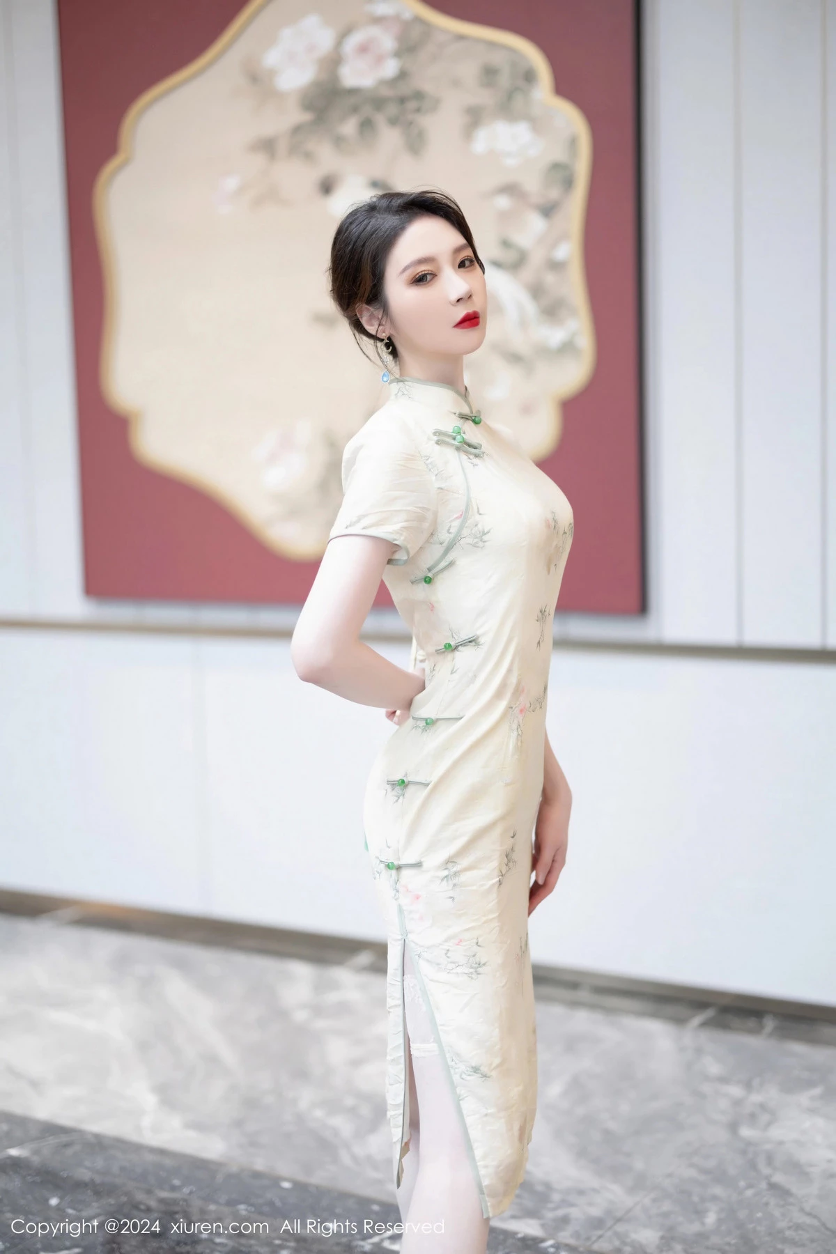 模特梦心玥性感浅黄色旗袍配肉丝吊袜秀高挑曼妙身姿诱惑写真83P-第1章-图片3