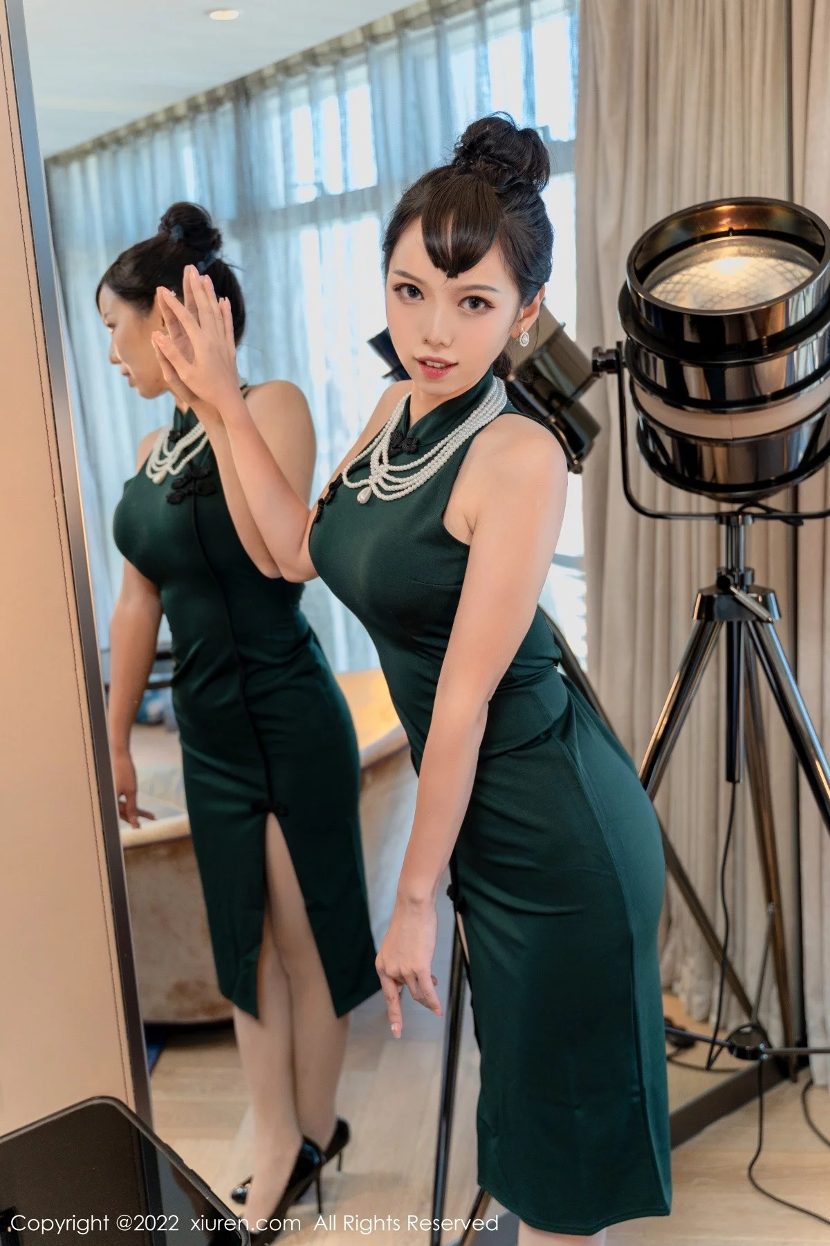 模特大美妞儿墨绿色修身旗袍半脱露性感内衣秀完美身材诱惑写真64P-第1章-图片2