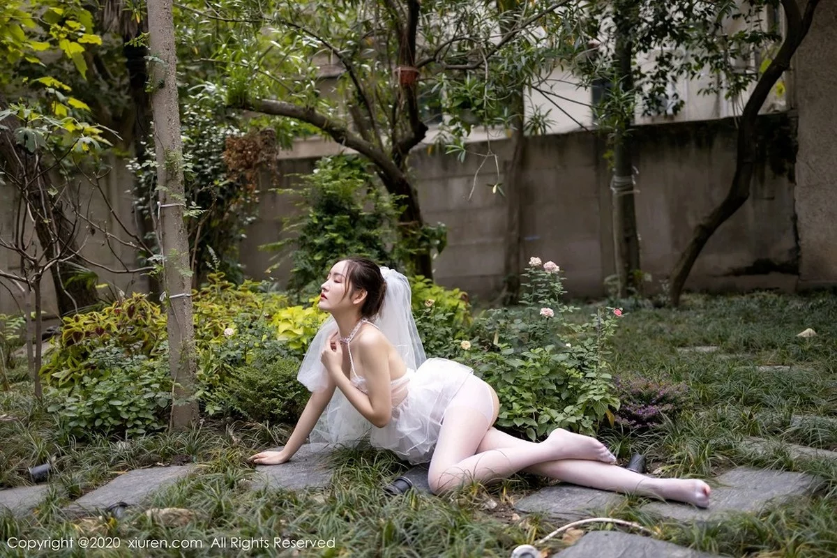 嫩模沈梦瑶花园新娘主题薄透内衣配开档白丝裤袜秀翘臀诱惑写真50P-第1章-图片2