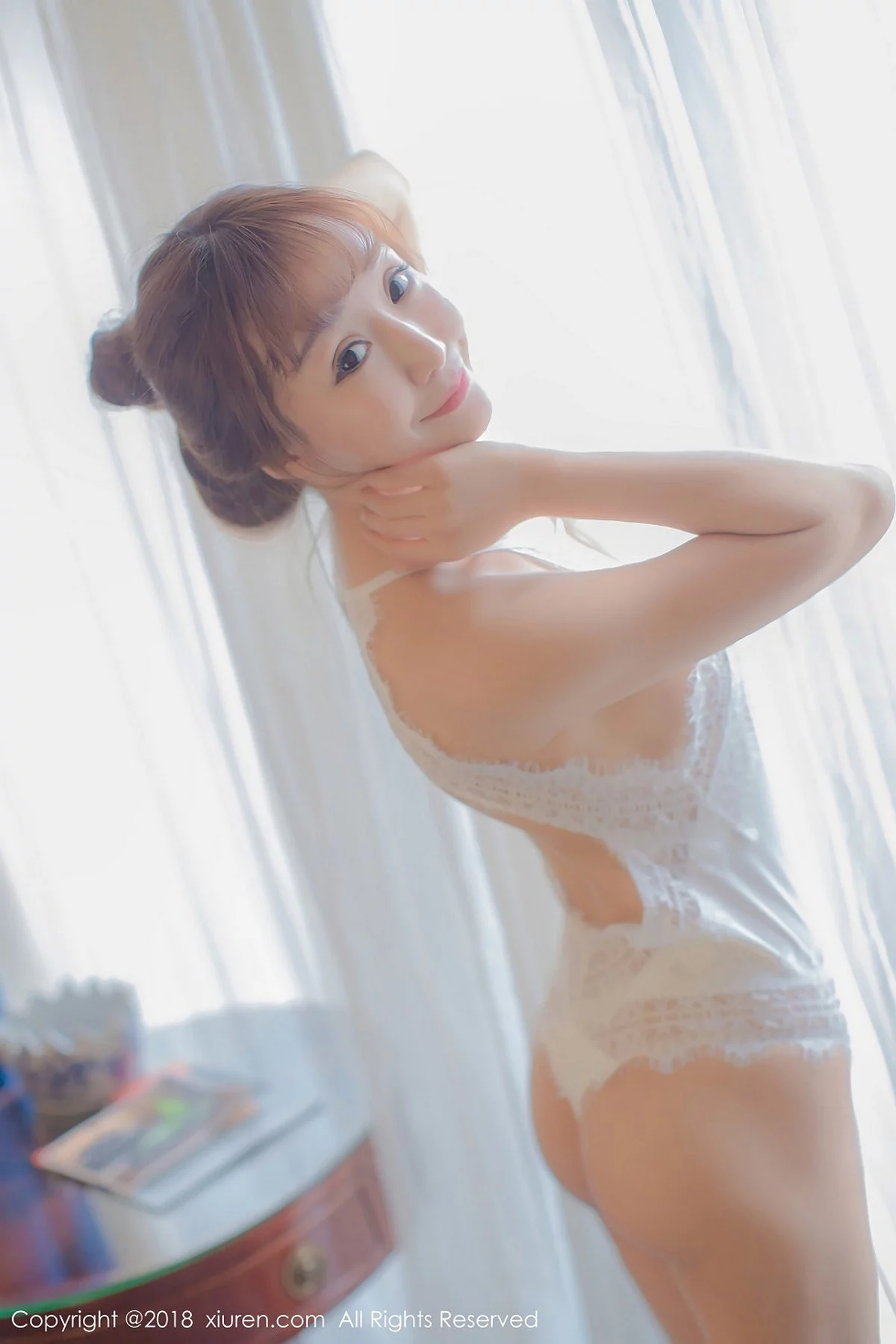 嫩模顾灿居家私房白色蕾丝连体内衣秀豪乳翘臀妩媚诱惑写真40P-第1章-图片1