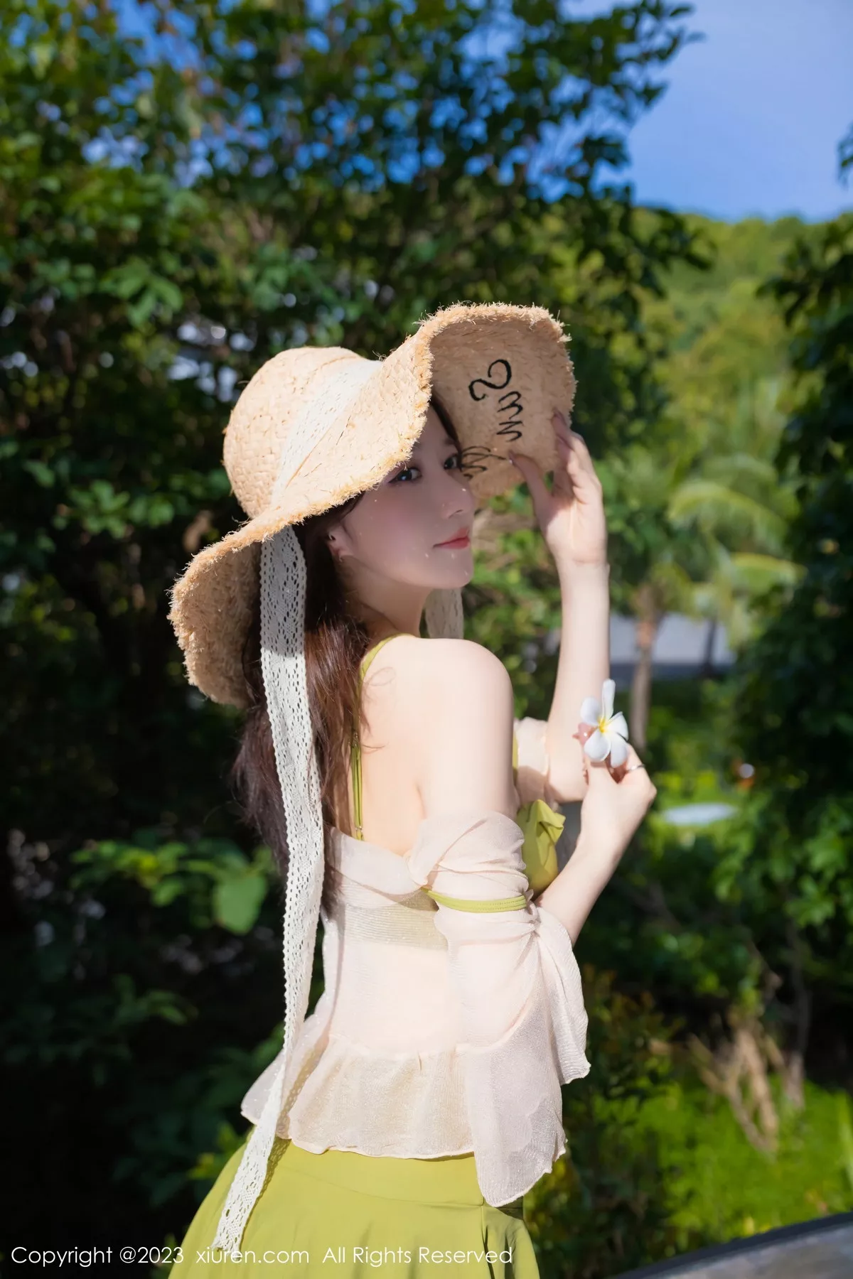 模特鱼子酱Fish泳池场景性感果绿色比基尼秀曼妙身姿诱惑写真80P-第1章-图片3