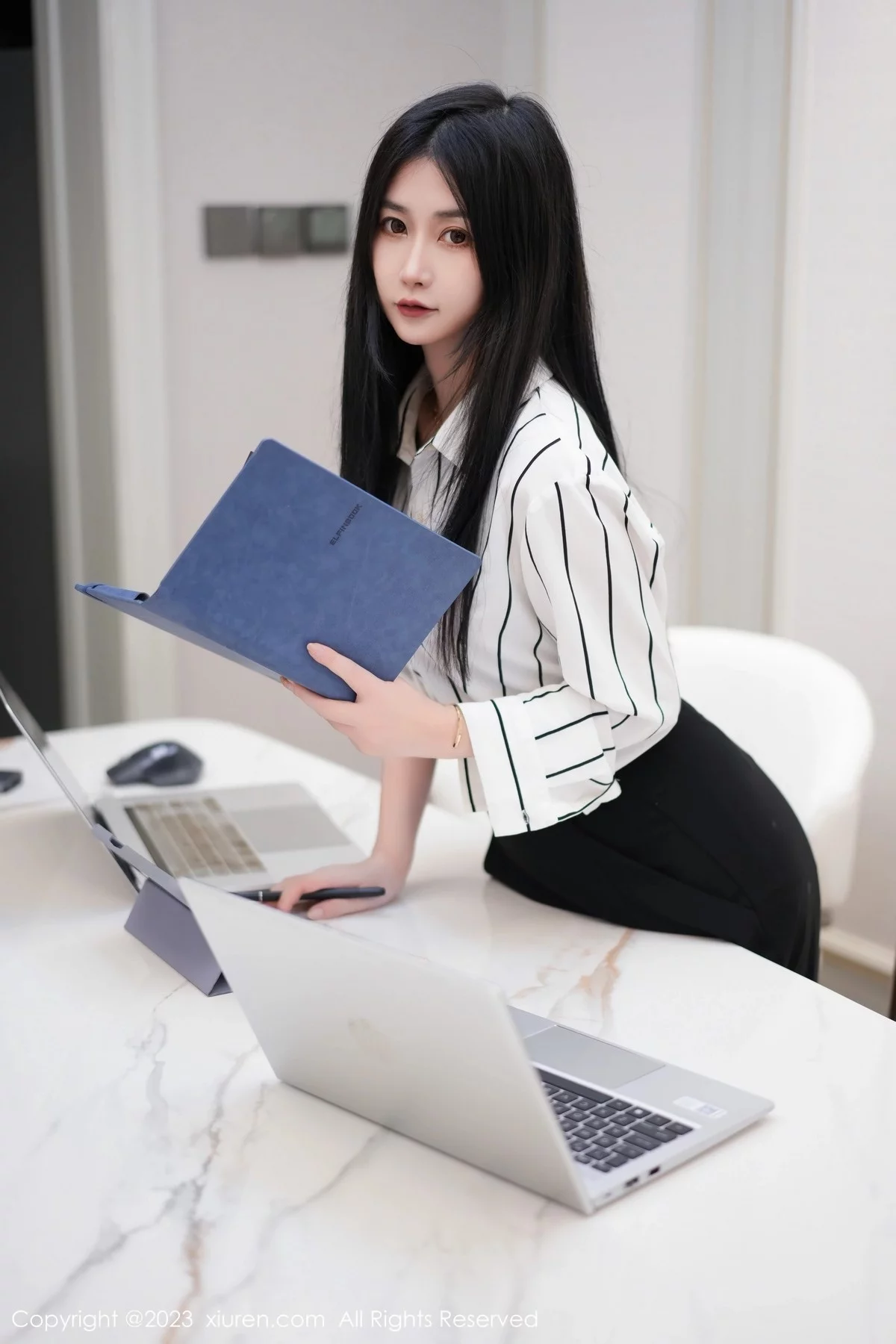 模特laura阿姣性感白T配黑色短裙半脱露豪乳遮点惹火诱惑写真73P-第1章-图片2
