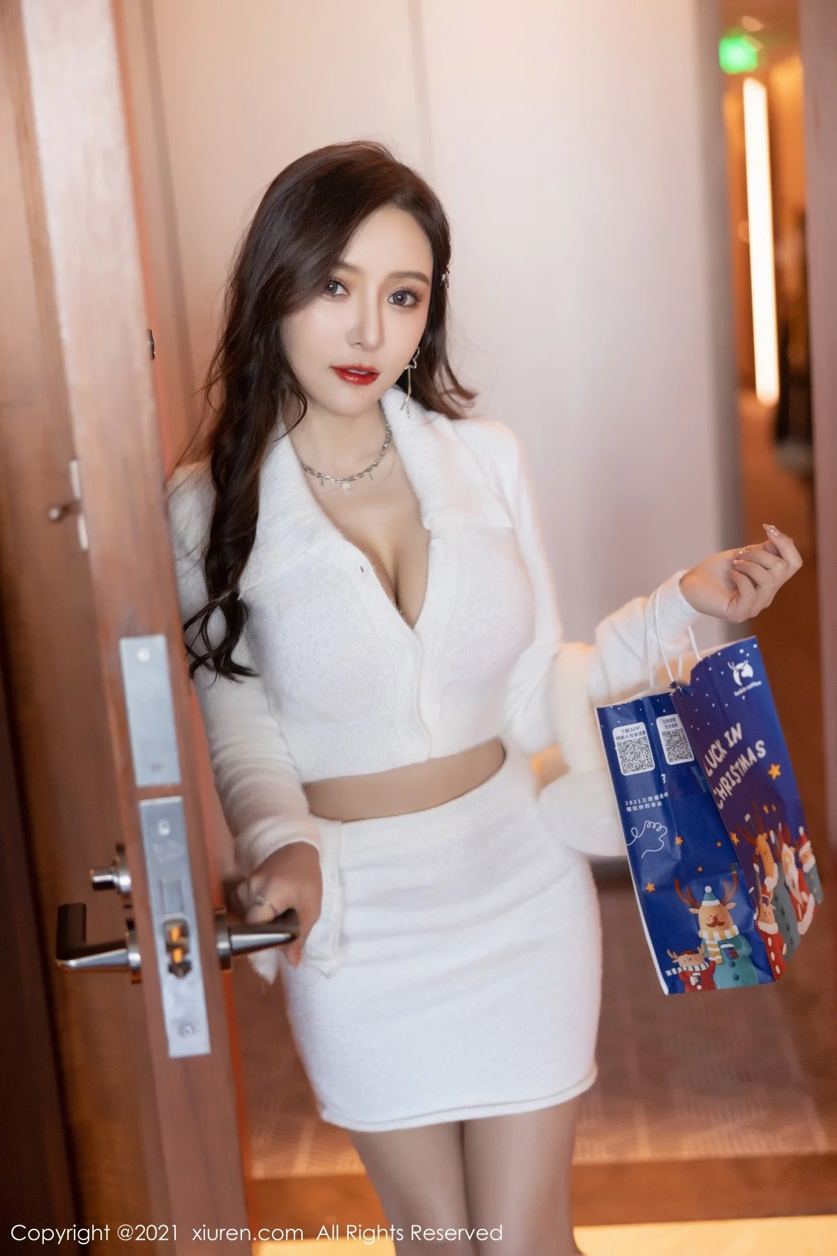 女神王馨瑶yanni圣诞节主题红色情趣服饰配蕾丝袜火辣诱惑写真81P-第1章-图片2